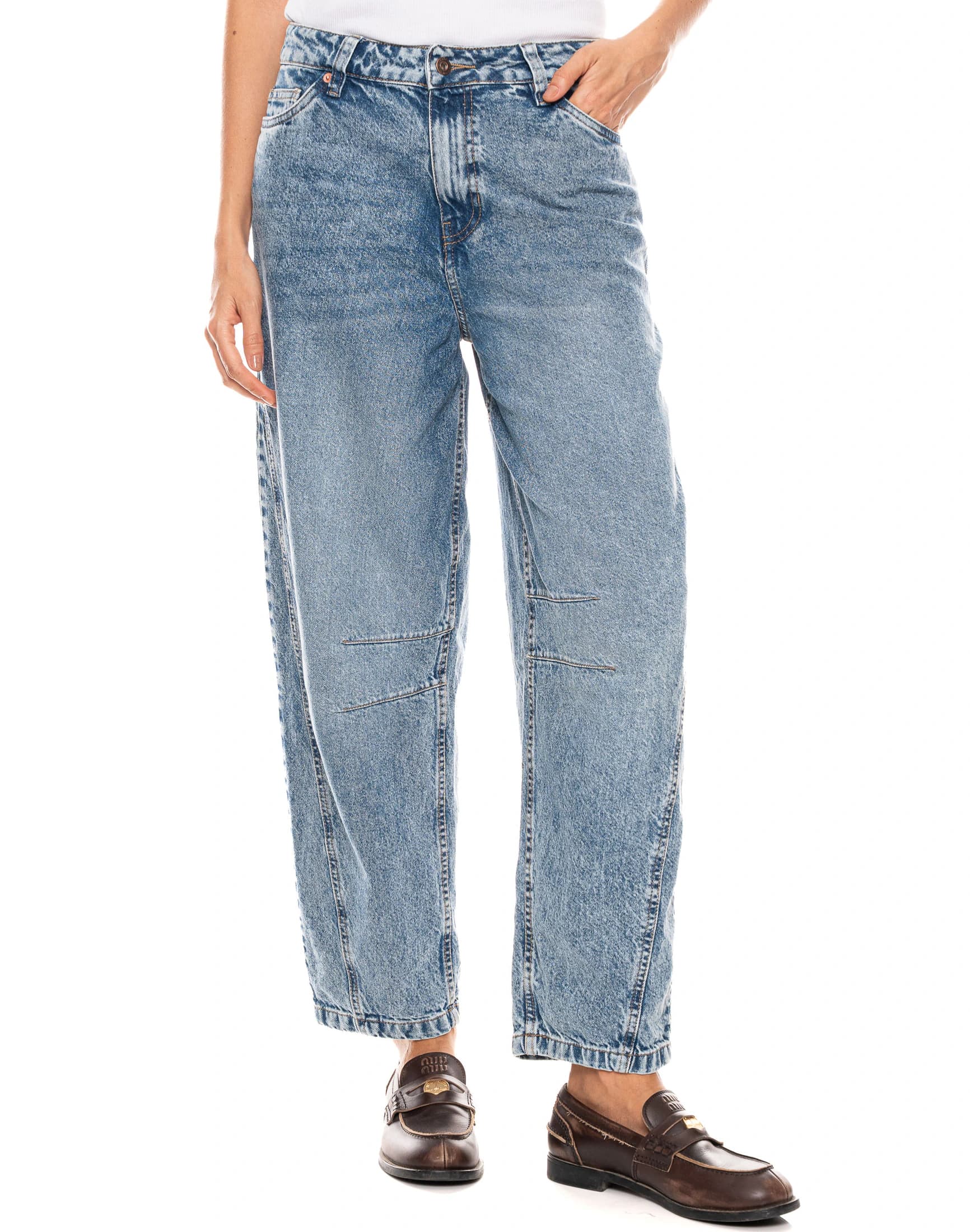 Jeans Barrel Tiro Medio Lavado Tono Medio Con Cortes Decorativos