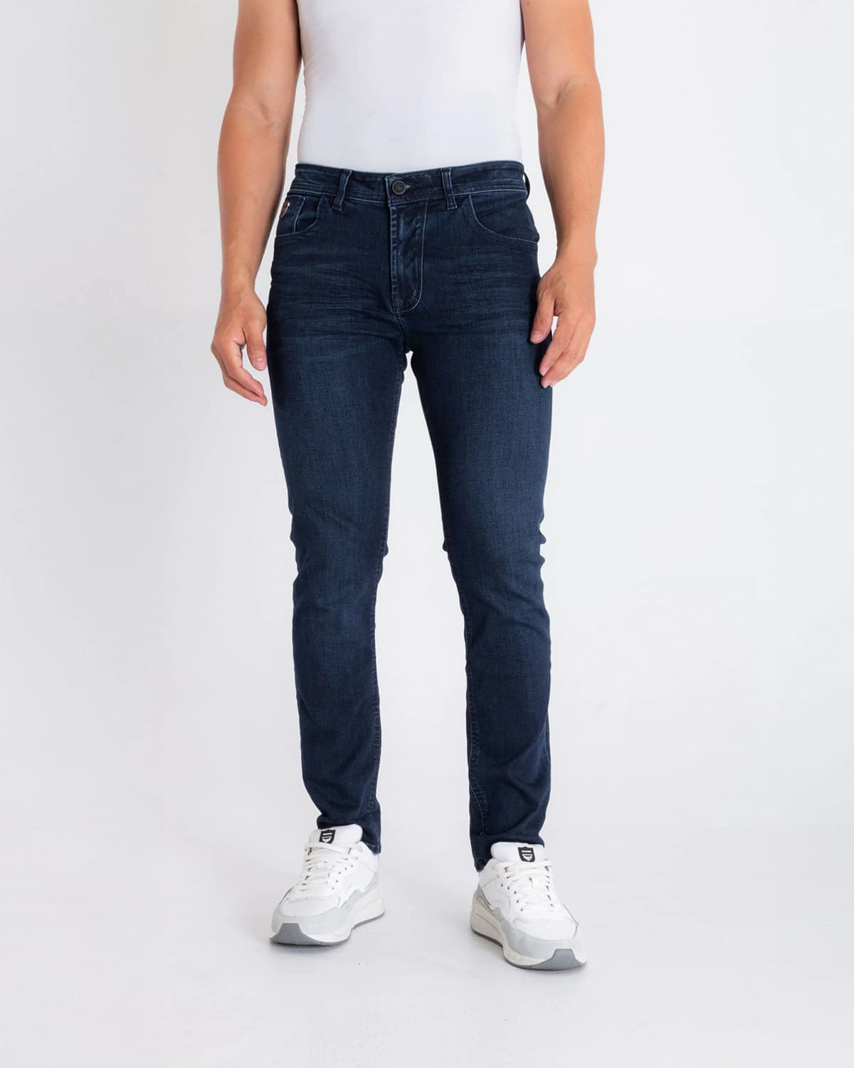 Jean slim tono oscuro para hombre