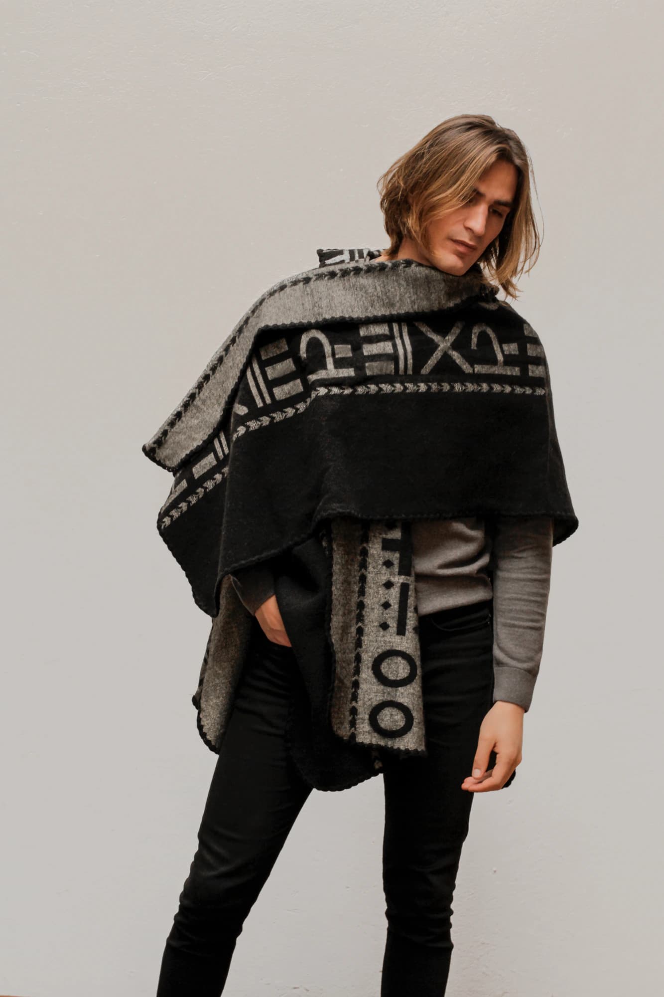 Poncho XO Negro, con Capota - imagen 2