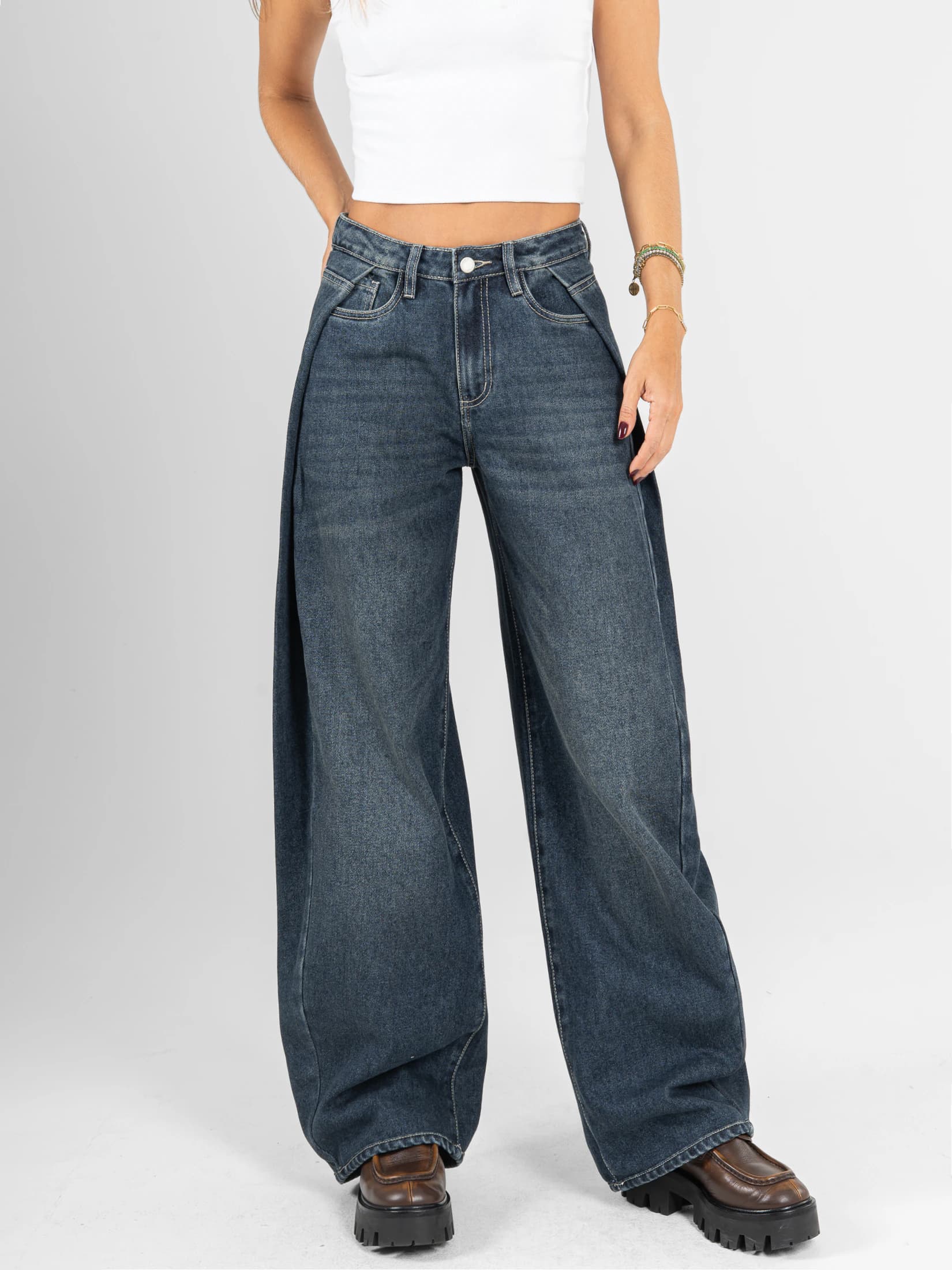Ref: 066614 Jean wide leg , rígido, tiro medio, detalle de pliegue en costado, tono azul medio