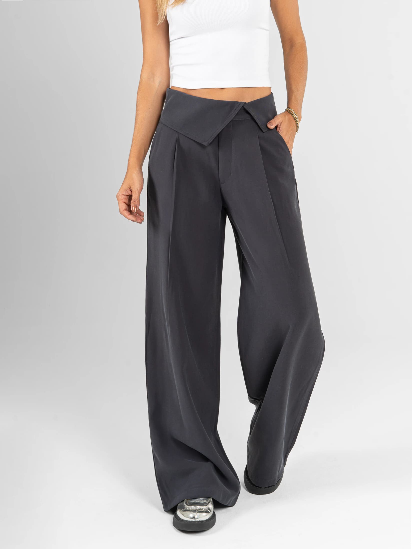 Ref: 0620470 Pantalón mom flare, detalle en pretina, tejido plano liviano, tiro alto, tono gris oscuro. - imagen 1
