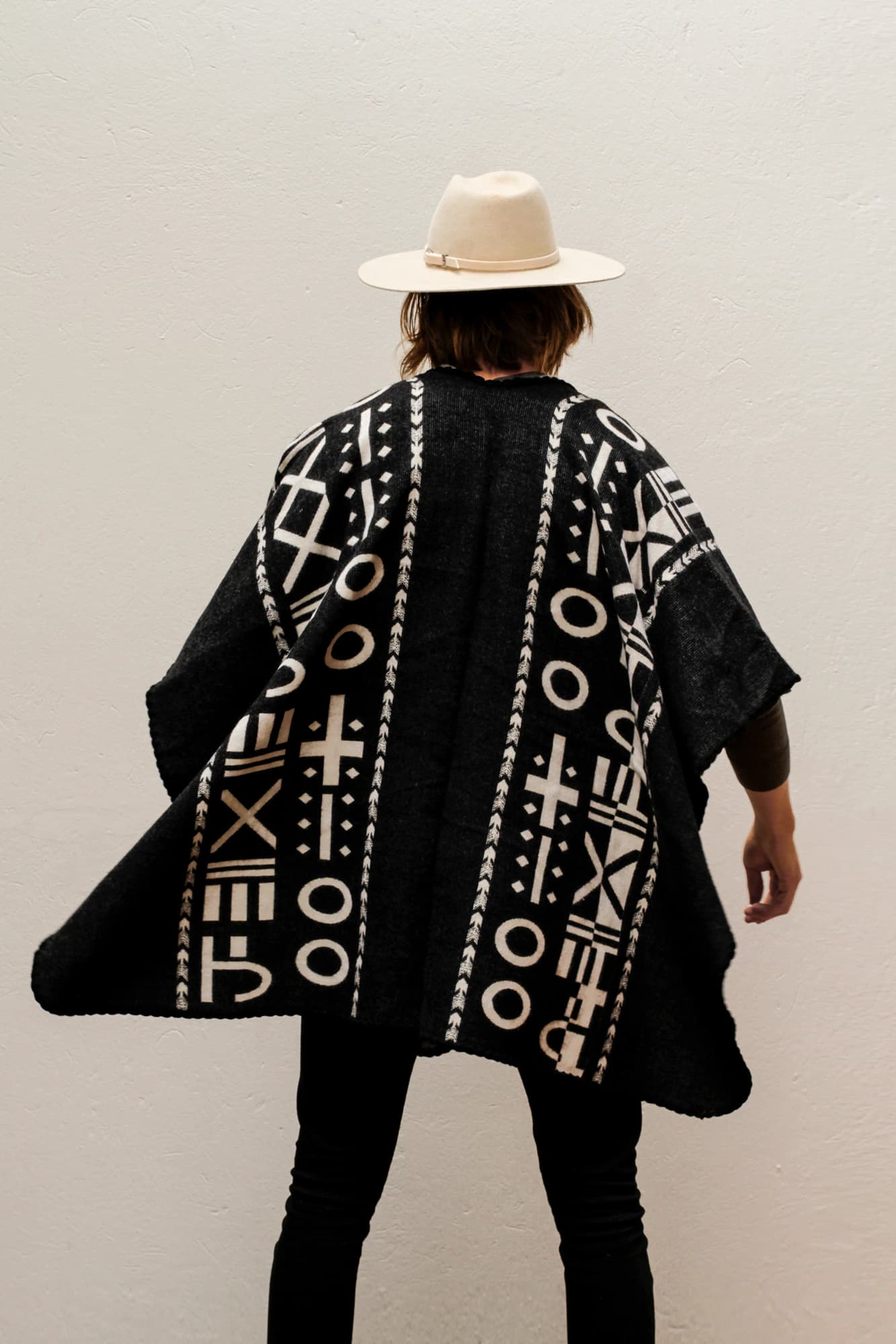Poncho XO - Negro y blanco. - imagen 7