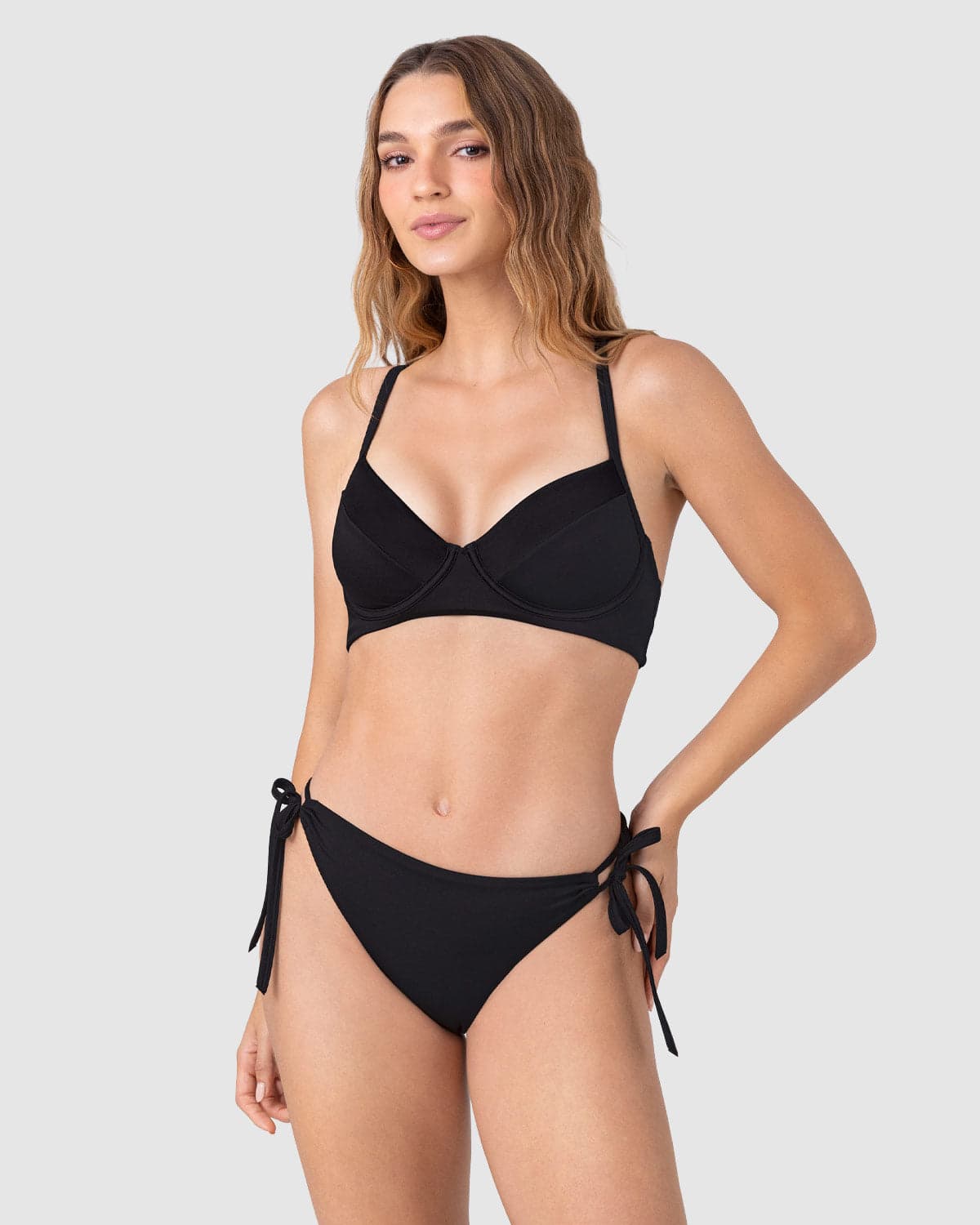 Bikini con top y panty ajustables al cuerpo