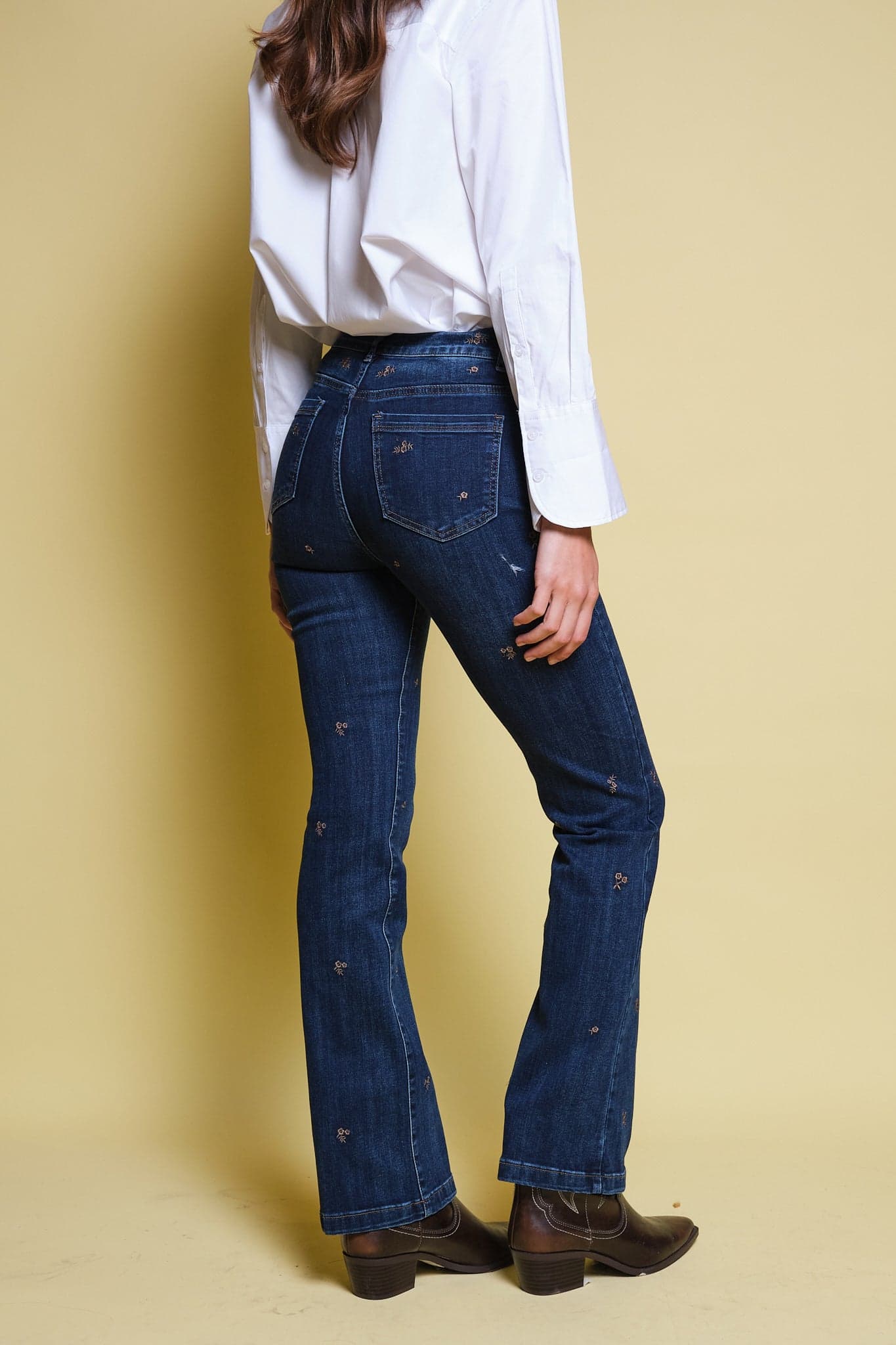 JEANS AZUL BORDADO FLORAL