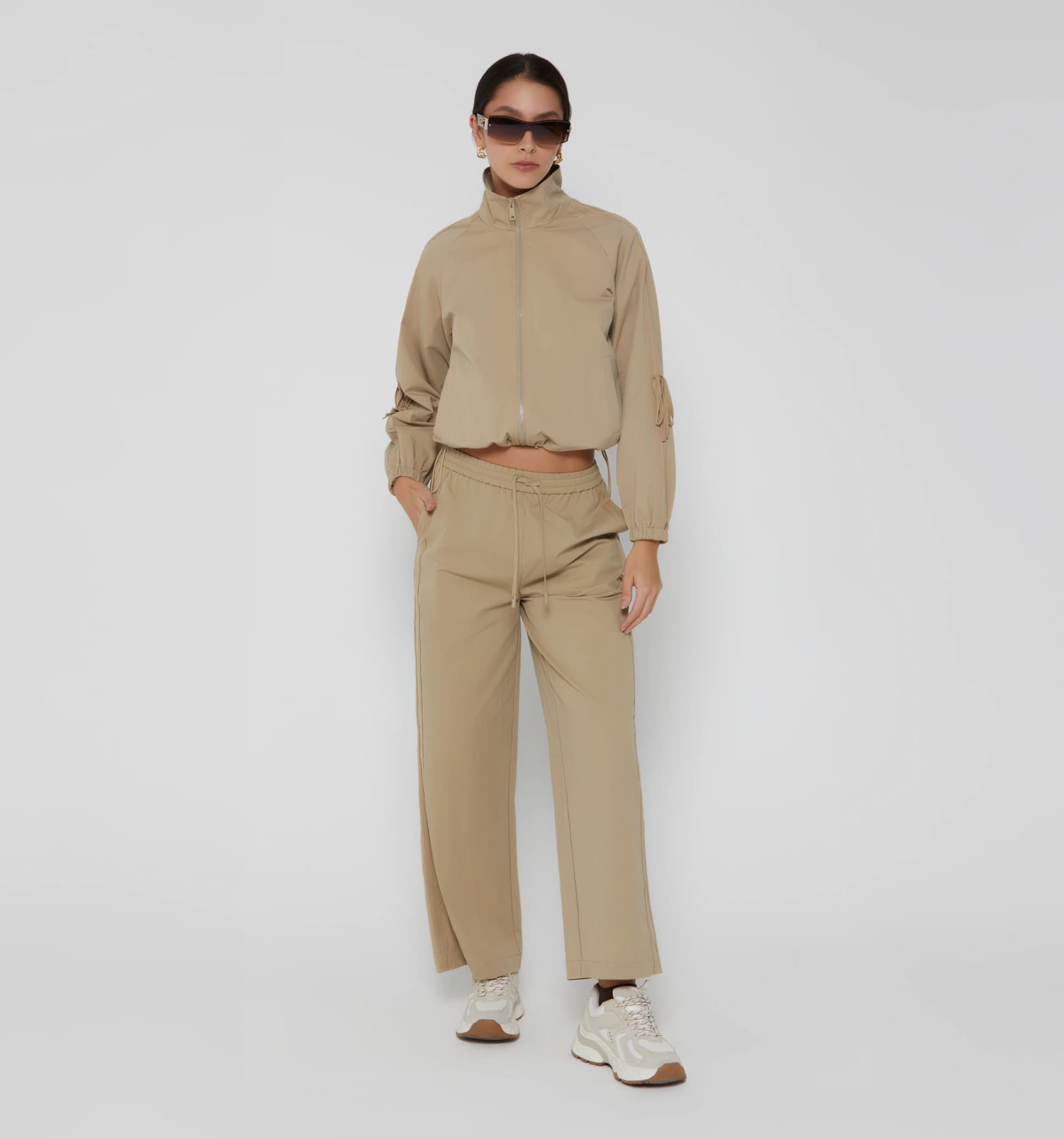 Pantalón con cordones al costado