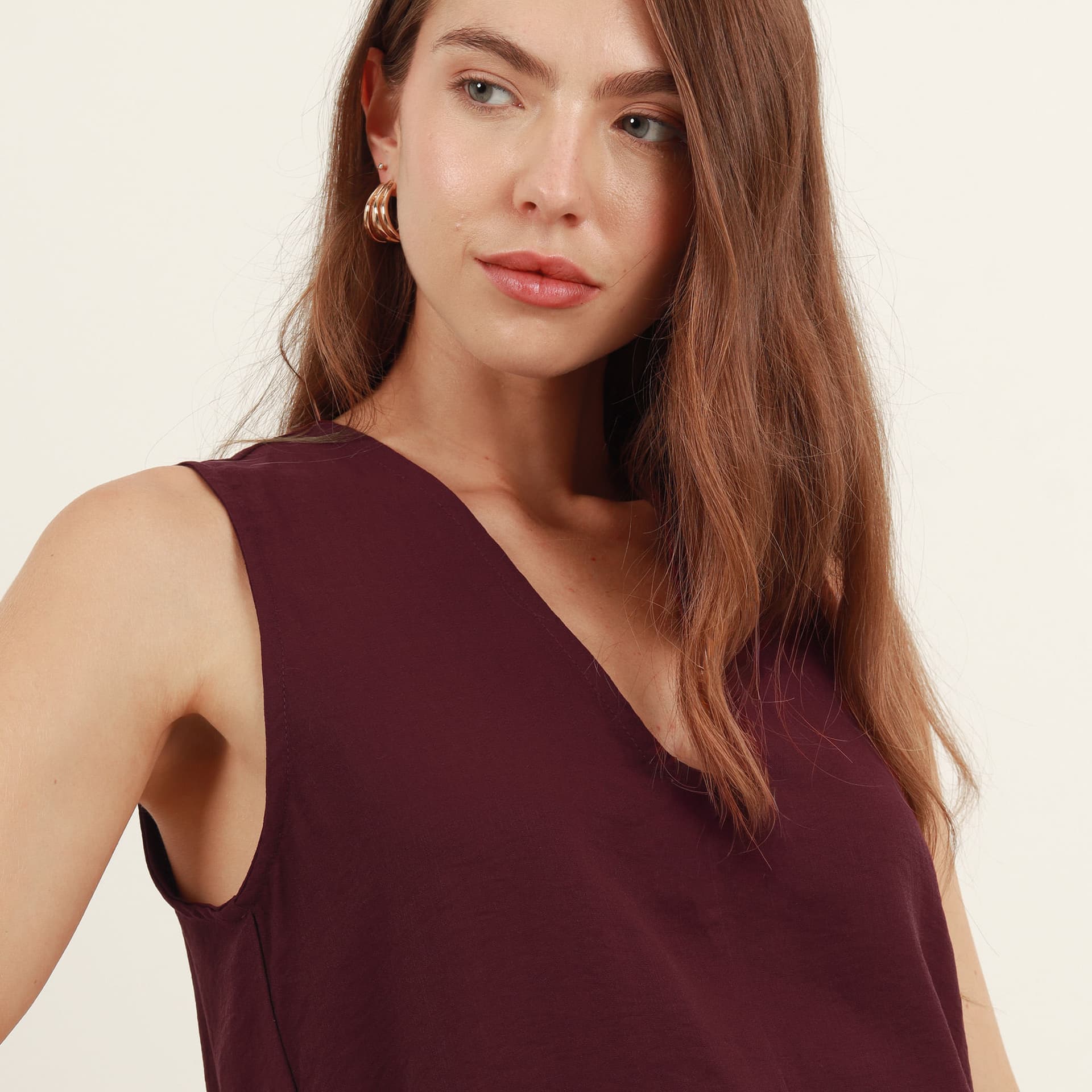 Blusa cuello en v manga sisa con bordado - imagen 9