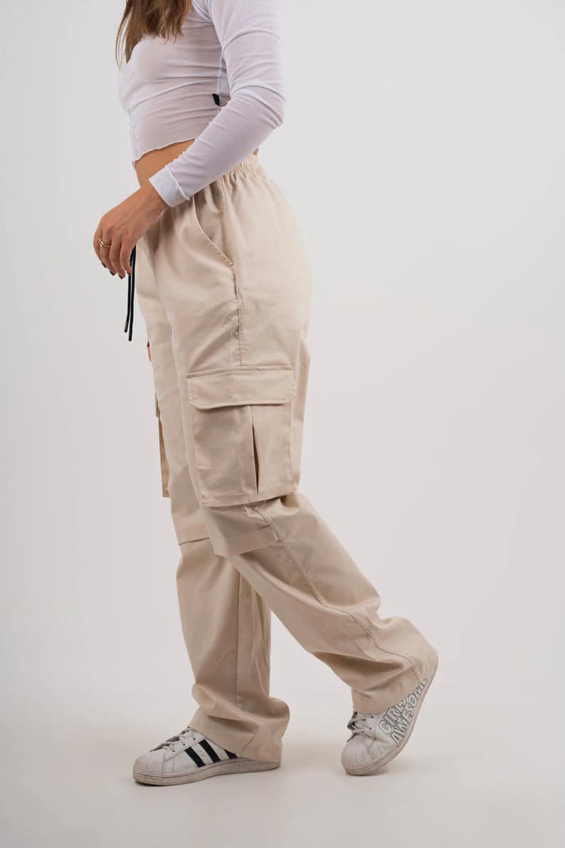 PANTALON CARGO UNISEX ESENSIALES BOTA RECTA EN DRILL MUJER - imagen 4