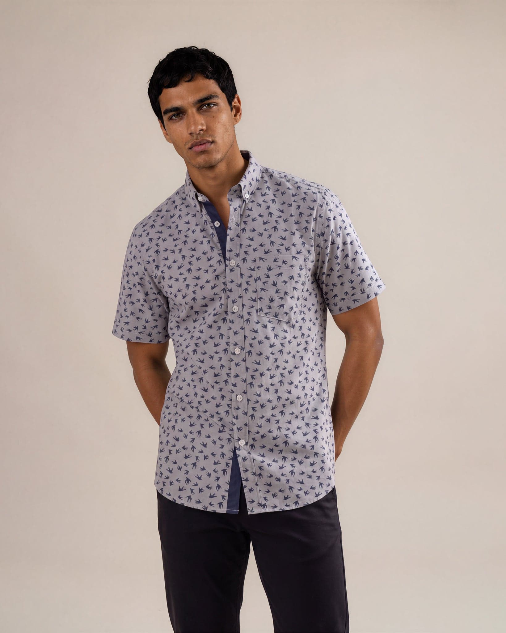 Camisa manga corta con mini prints gris claro