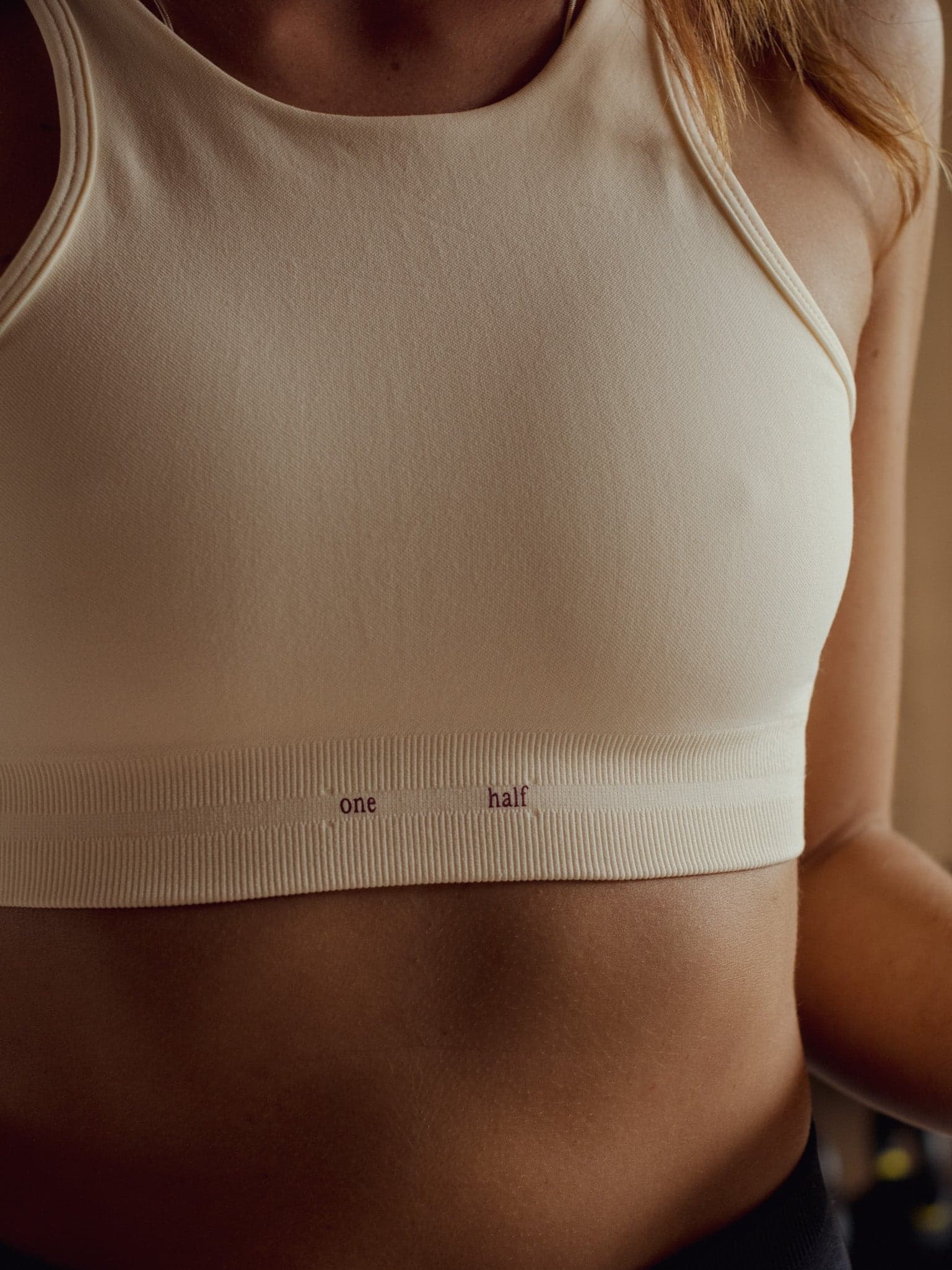 HIGH-PERFORMANCE SEAMLESS CROP TOP - VANILLA - imagen 4