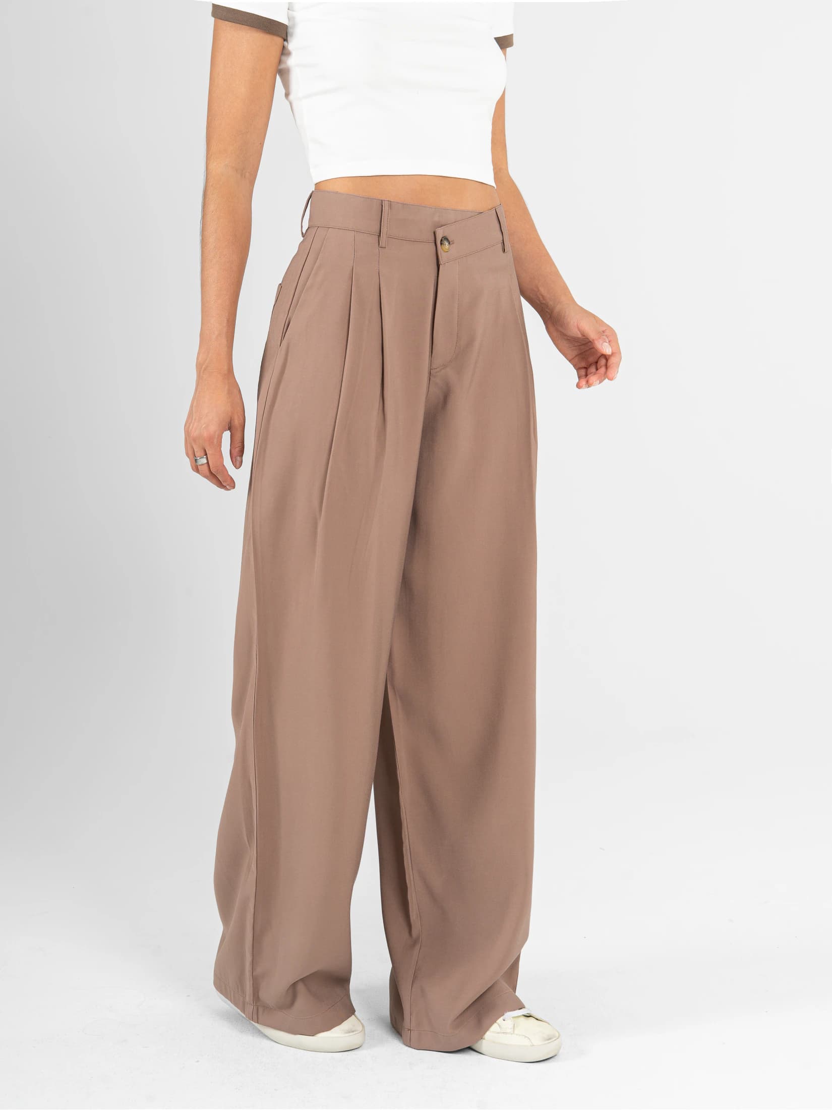 Ref: 0620580 Pantalón mom flare, tejido plano liviano, prenses, detalle en pretina, tiro alto, tono cafe - imagen 3