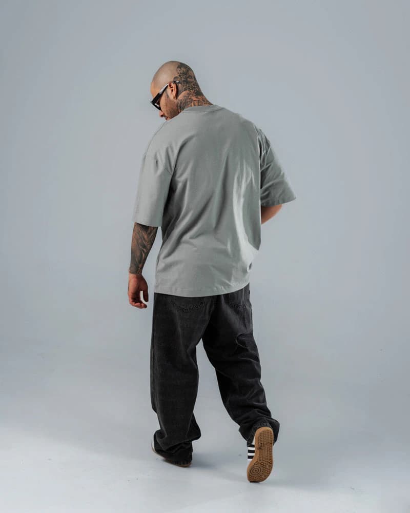 Camiseta Oversize Básica Gris Cemento - imagen 4