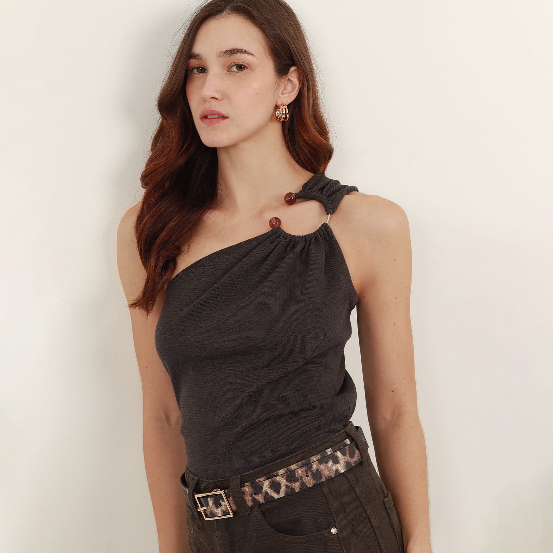 Blusa top tejido cuello asimétrico con hombro descubierto