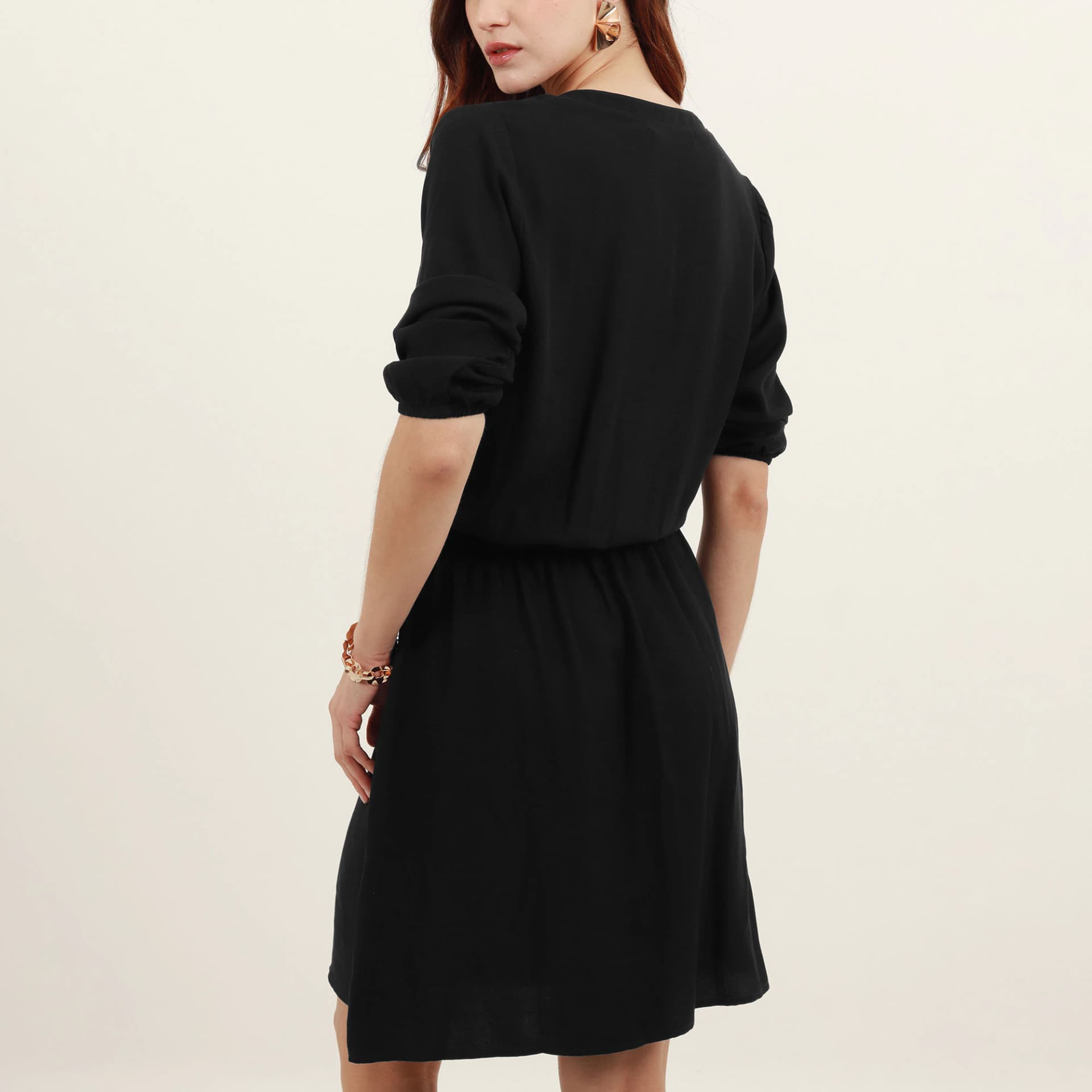 Vestido safary midi cuello nerú con ajuste en cintura - imagen 2