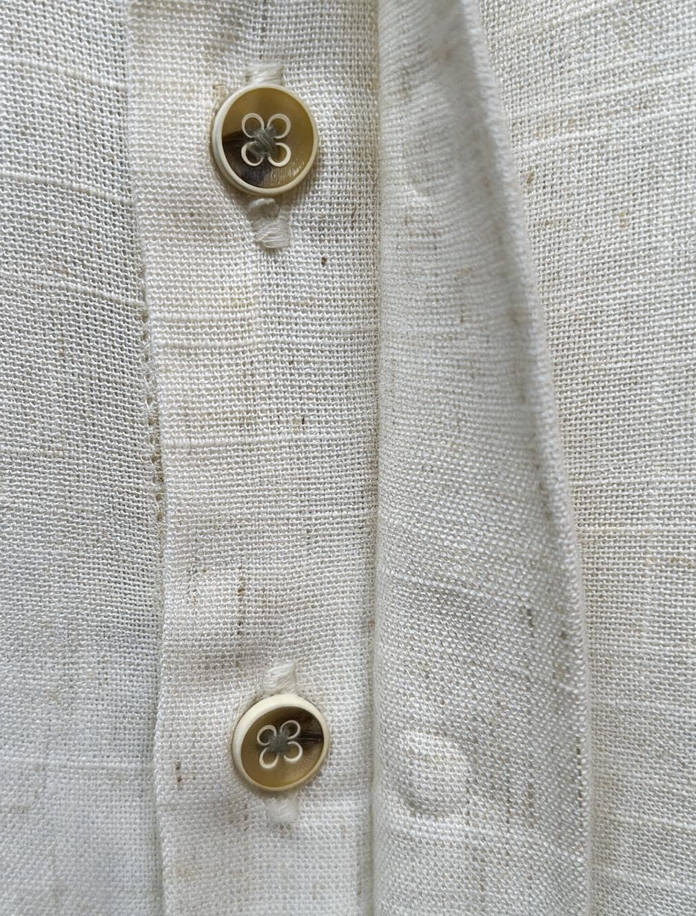 Guayabera beige con botones ocultos - imagen 5