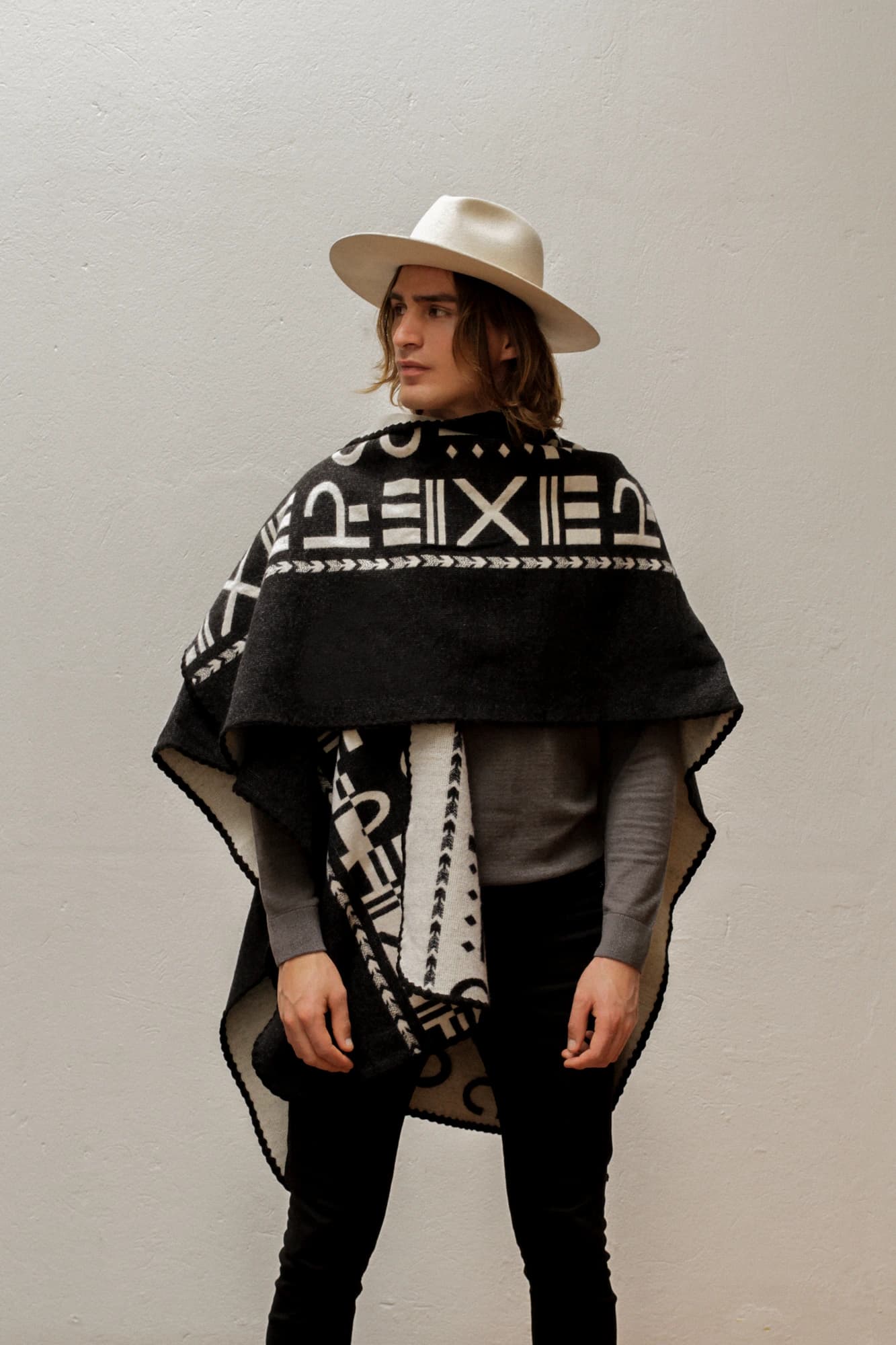Poncho XO - Negro y blanco. - imagen 3