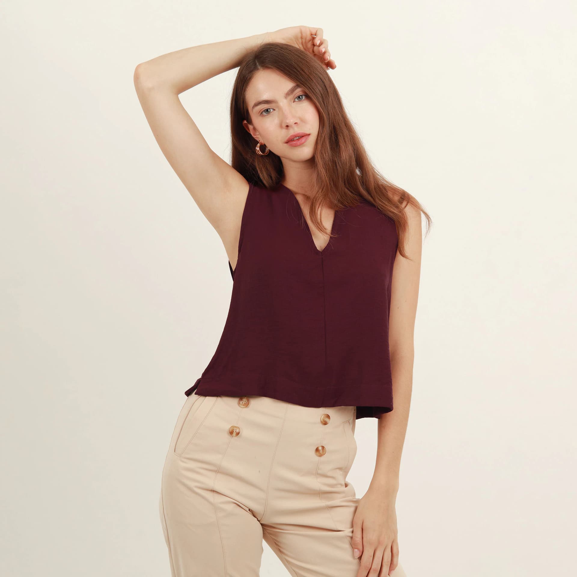 Blusa cuello en v manga sisa con bordado - imagen 3