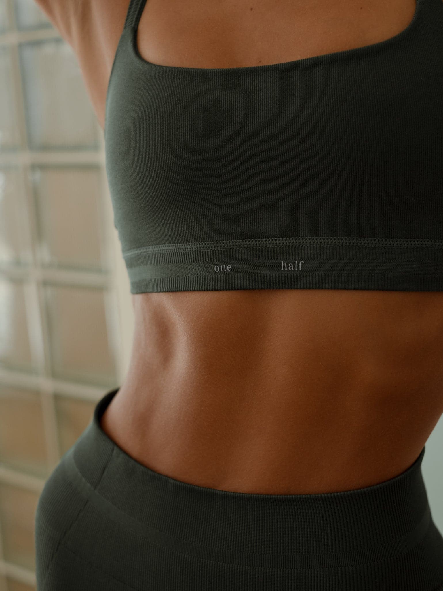PULSE STRAP SEAMLESS TOP - PESTO - imagen 6
