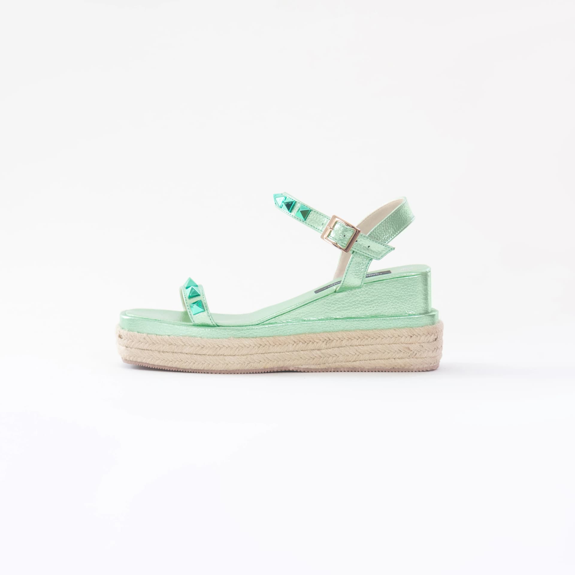 Sandalia Valeria | Con tacon bajo combinado con fibra natural y cuero en color verde con detalles de tachas en la parte superior