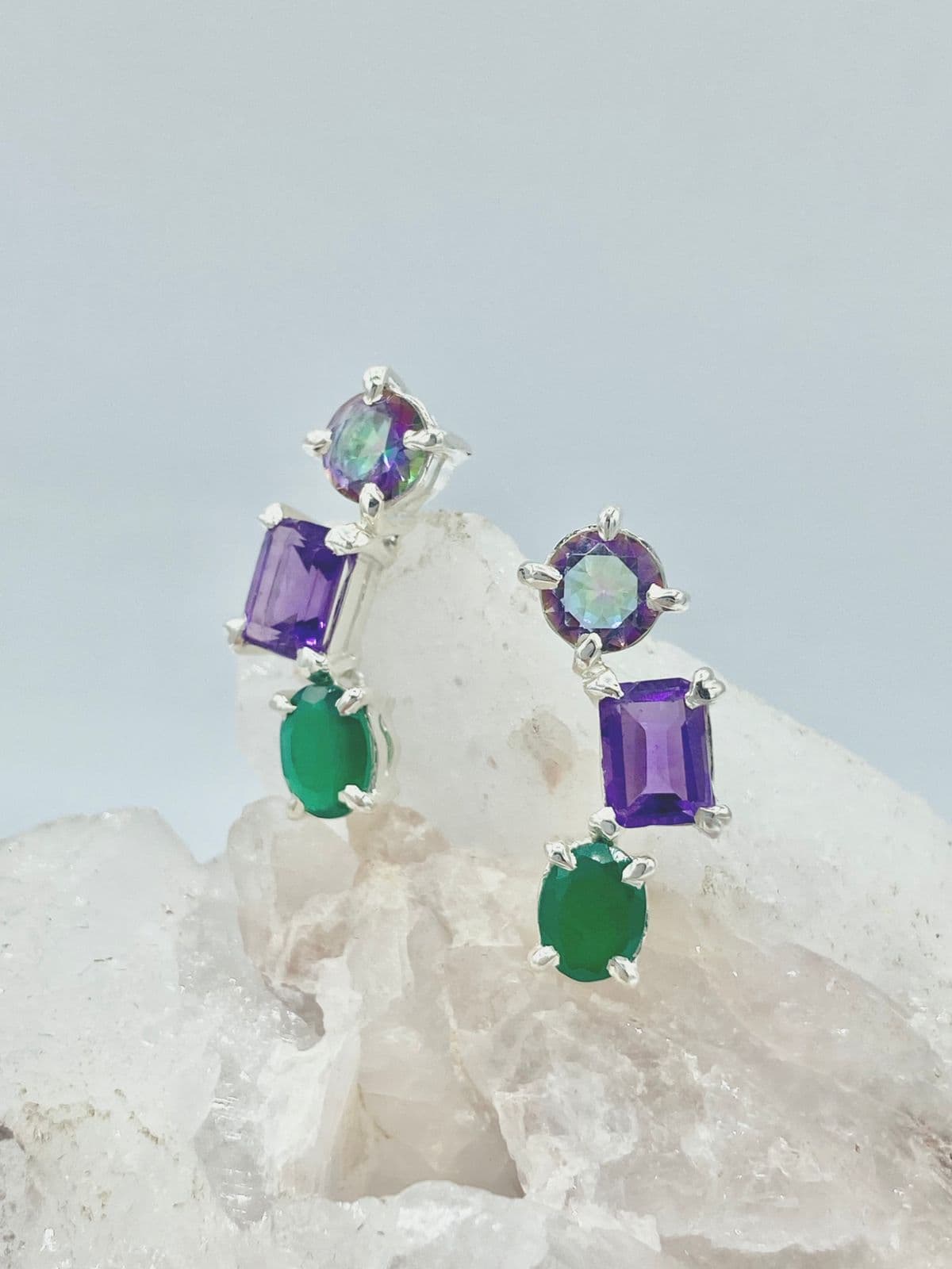 Aretes colección llénate de color Topacio místico, Amatista y Ónix Verde