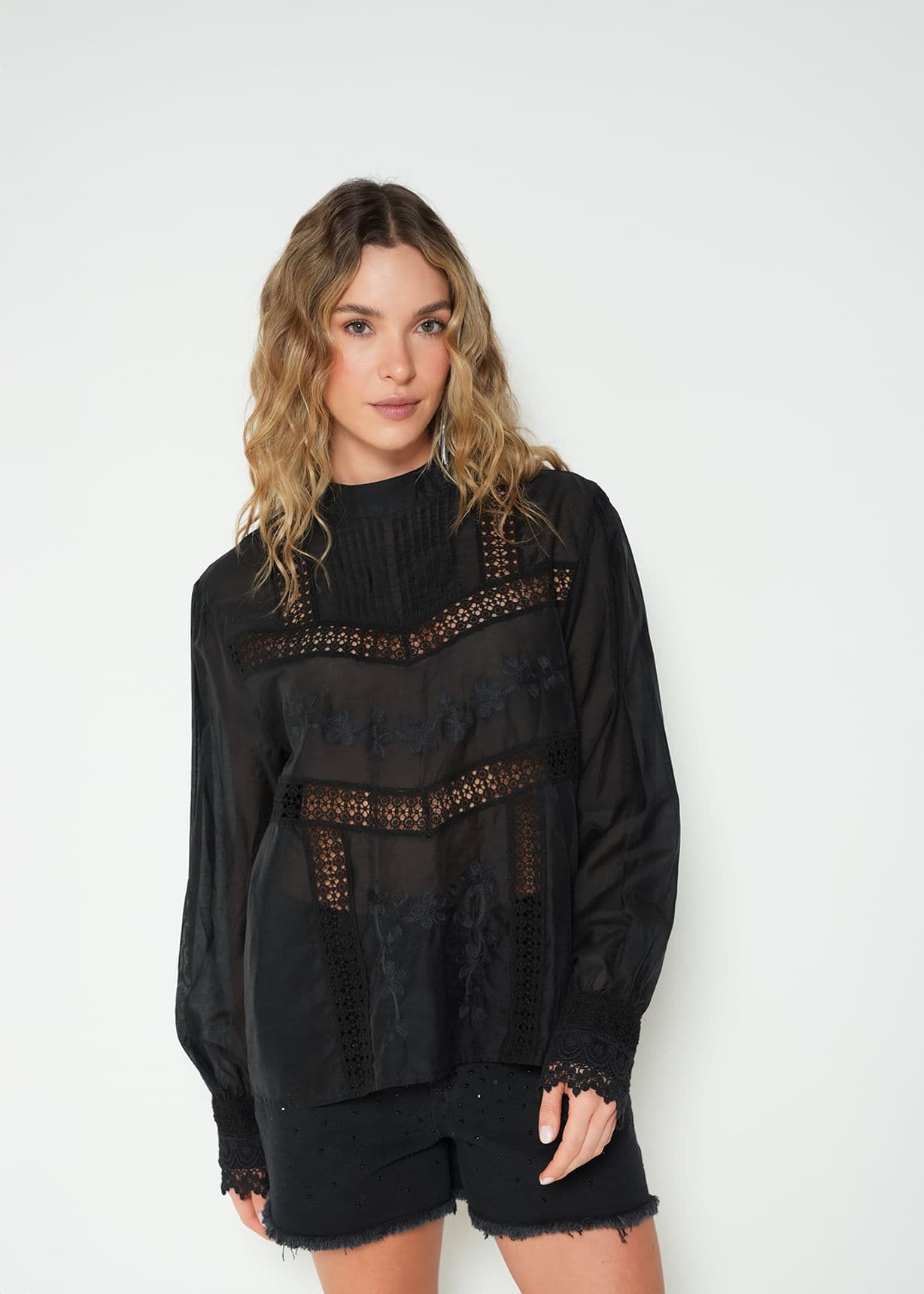 Camisa cuello recto manga larga bordada