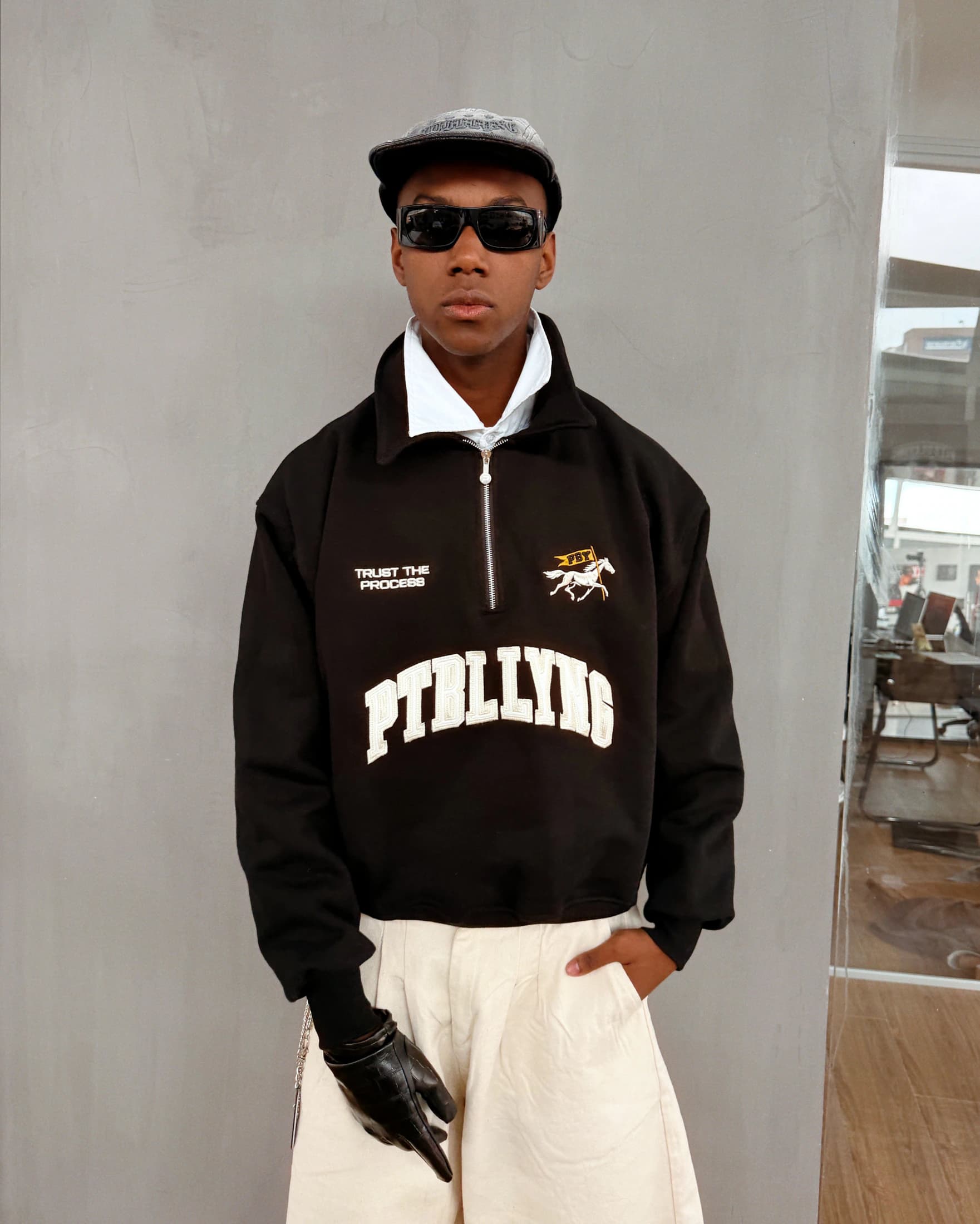 PULLOVER SIN MIRAR A LOS LADOS NEGRO - imagen 2