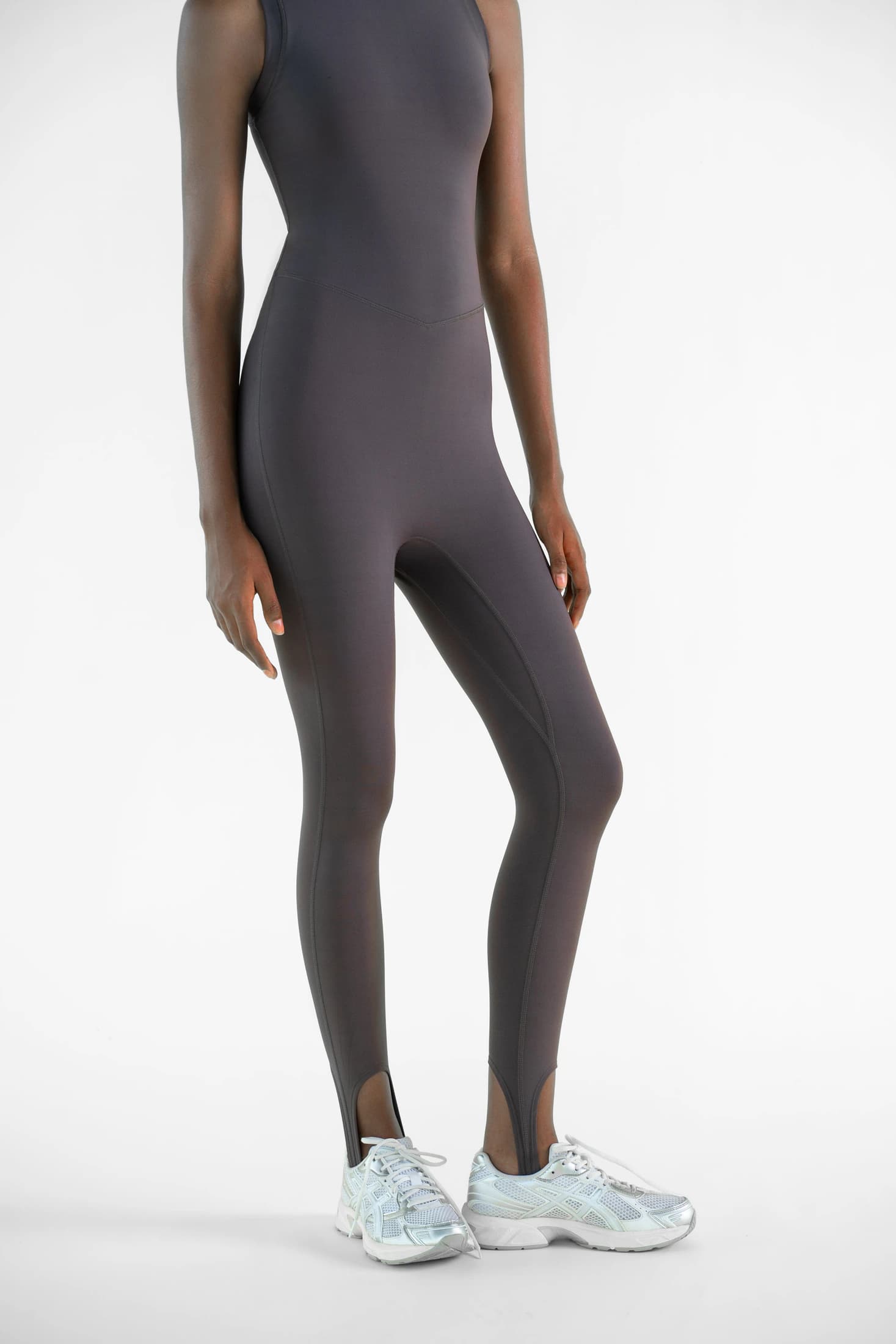 STIRRUP ONESIE IN COFFEE BEAN - imagen 5