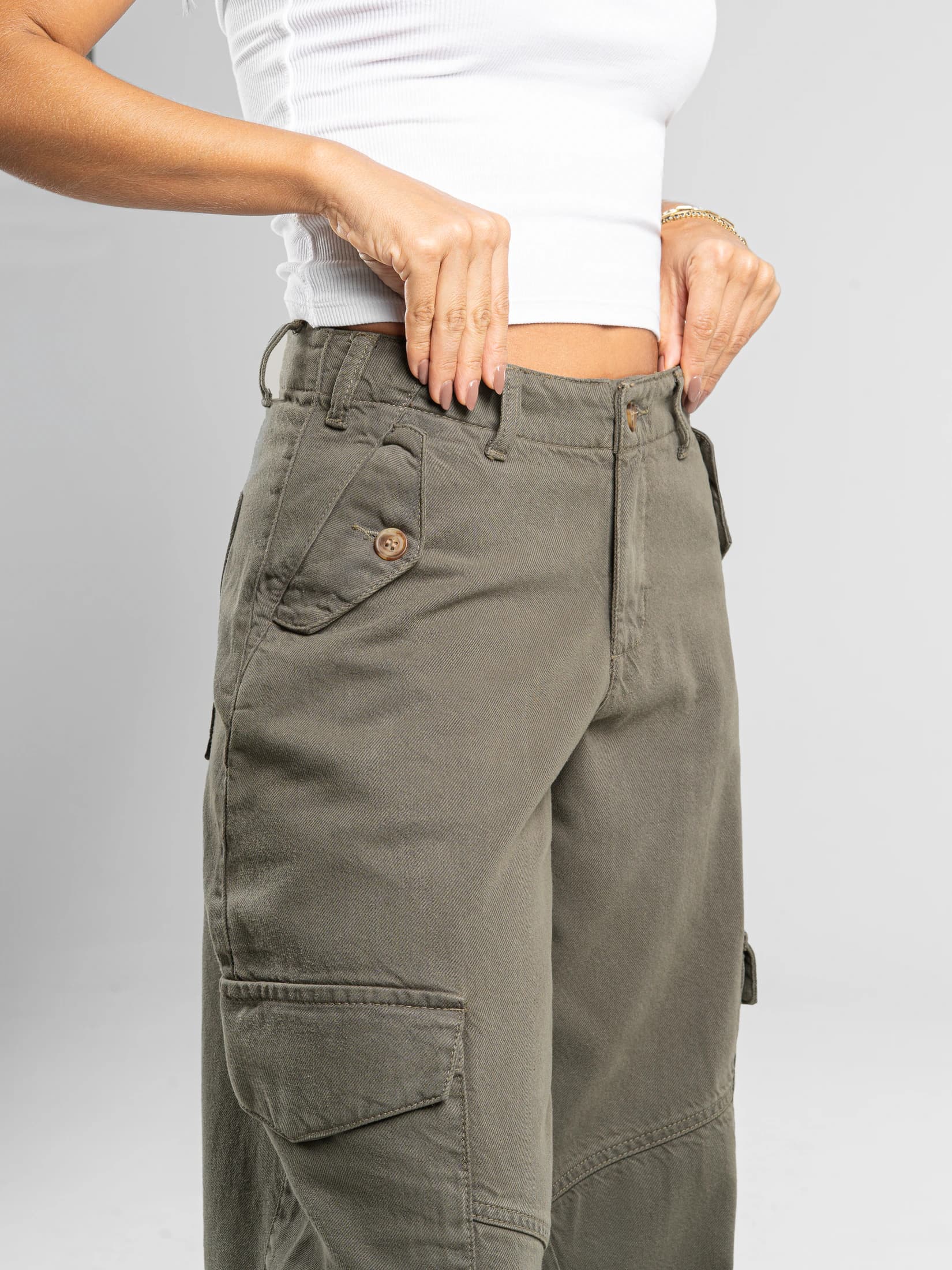 Ref: 0620471 Pantalón Cargo, rígido, tiro alto, bolsillos laterales, tono verde - imagen 3