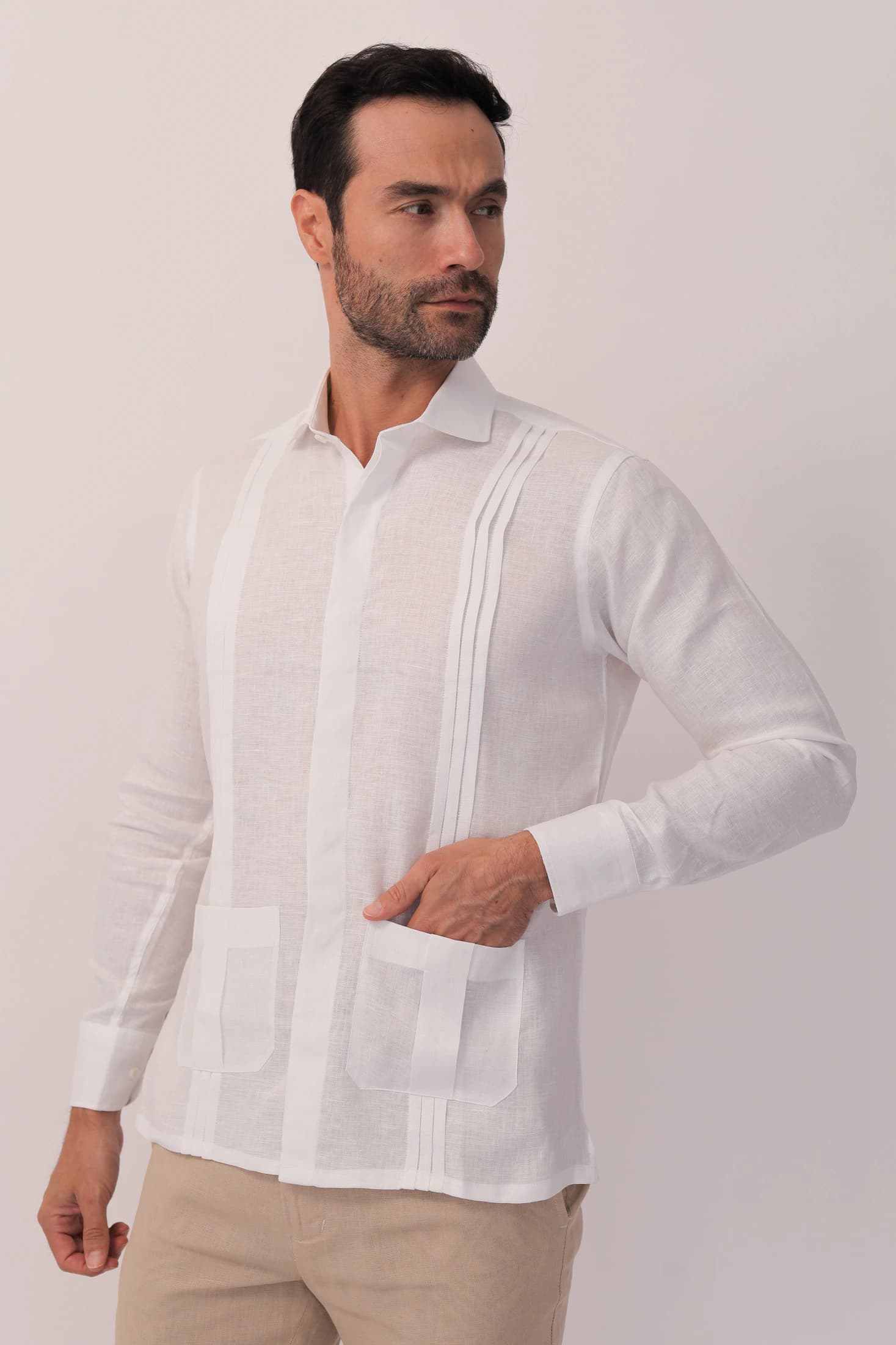Guayabera Con Pliegues y Bolsillos - Covered Placket - imagen 4