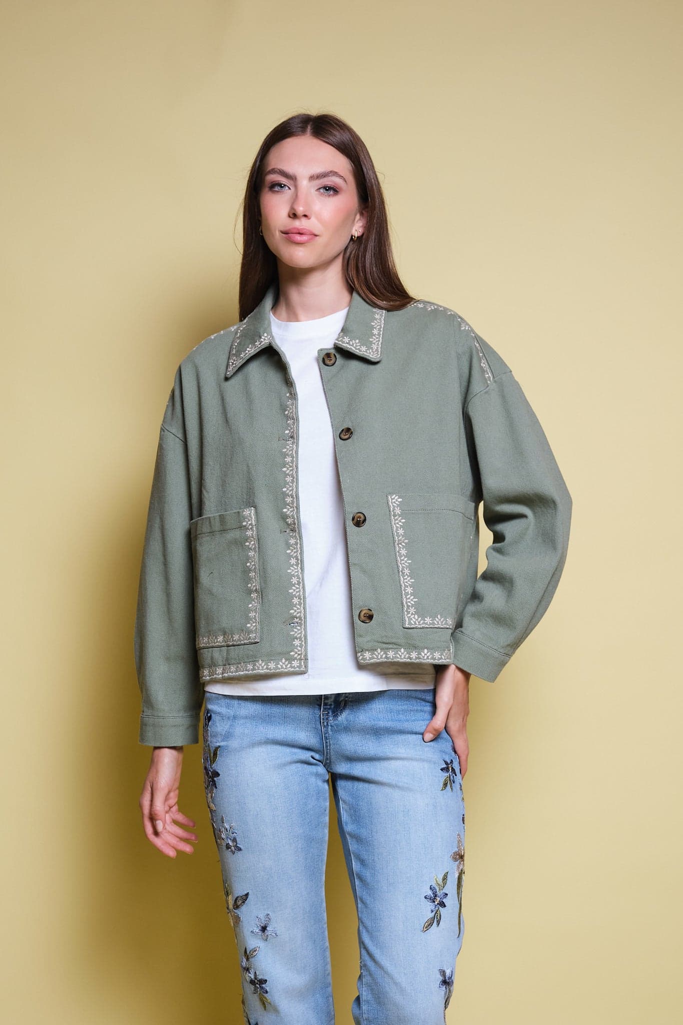 CHAQUETA VERDE BORDADO FLORAL BEIGE