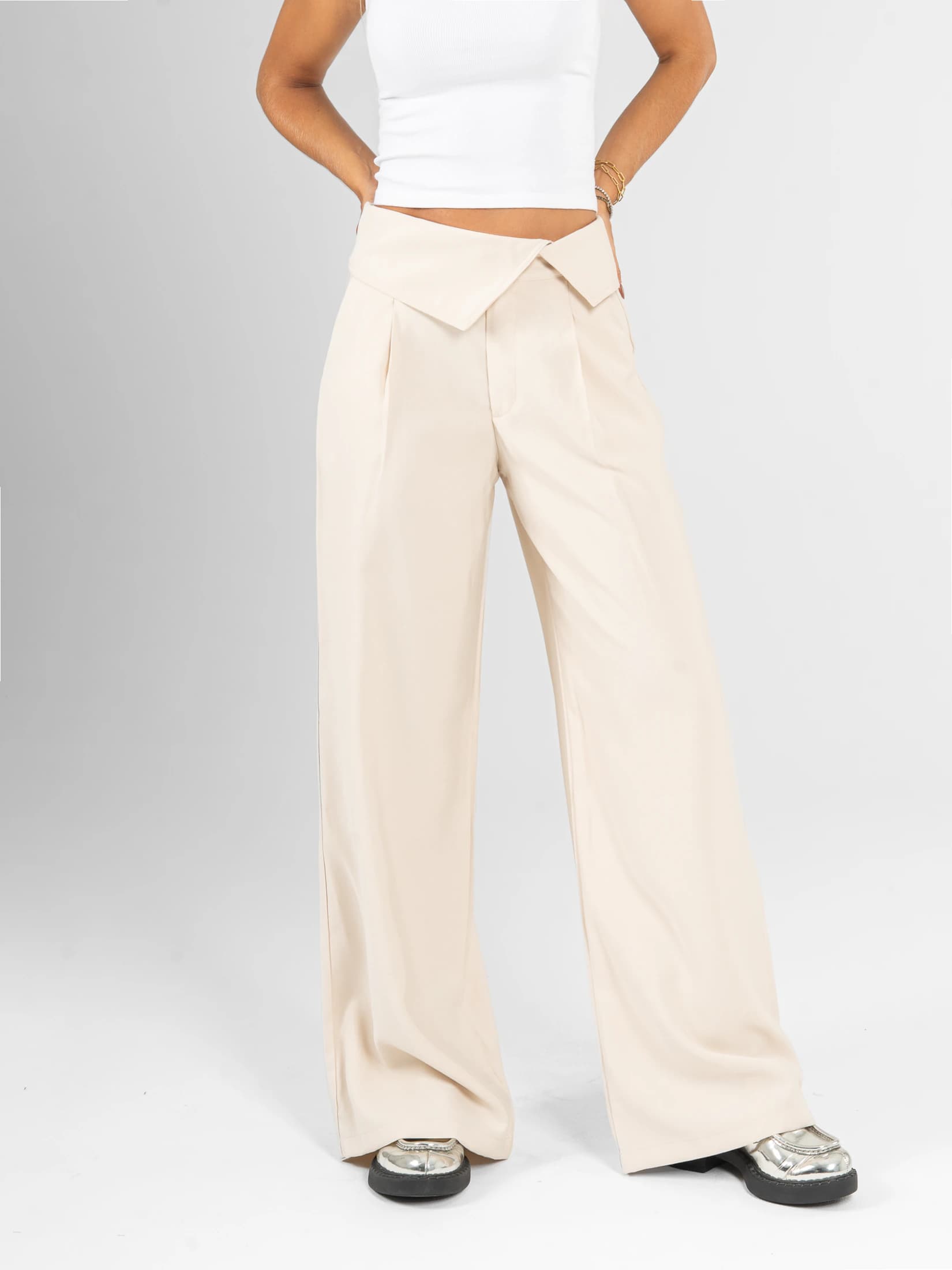 Ref: 0620469 Pantalón mom flare, detalle en pretina, tejido plano liviano, tiro alto, tono arena - imagen 1