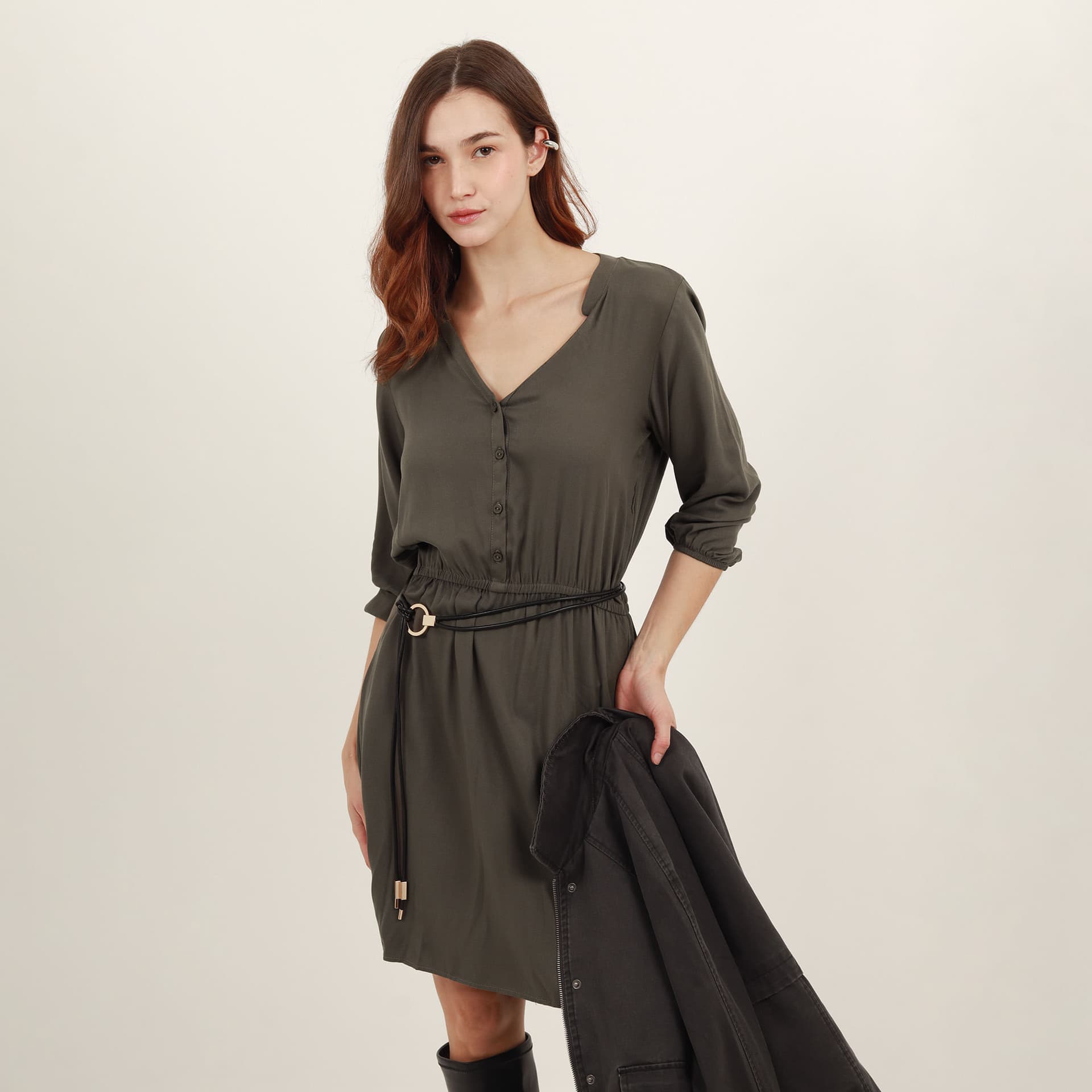 Vestido safary midi cuello nerú con ajuste en cintura - imagen 9