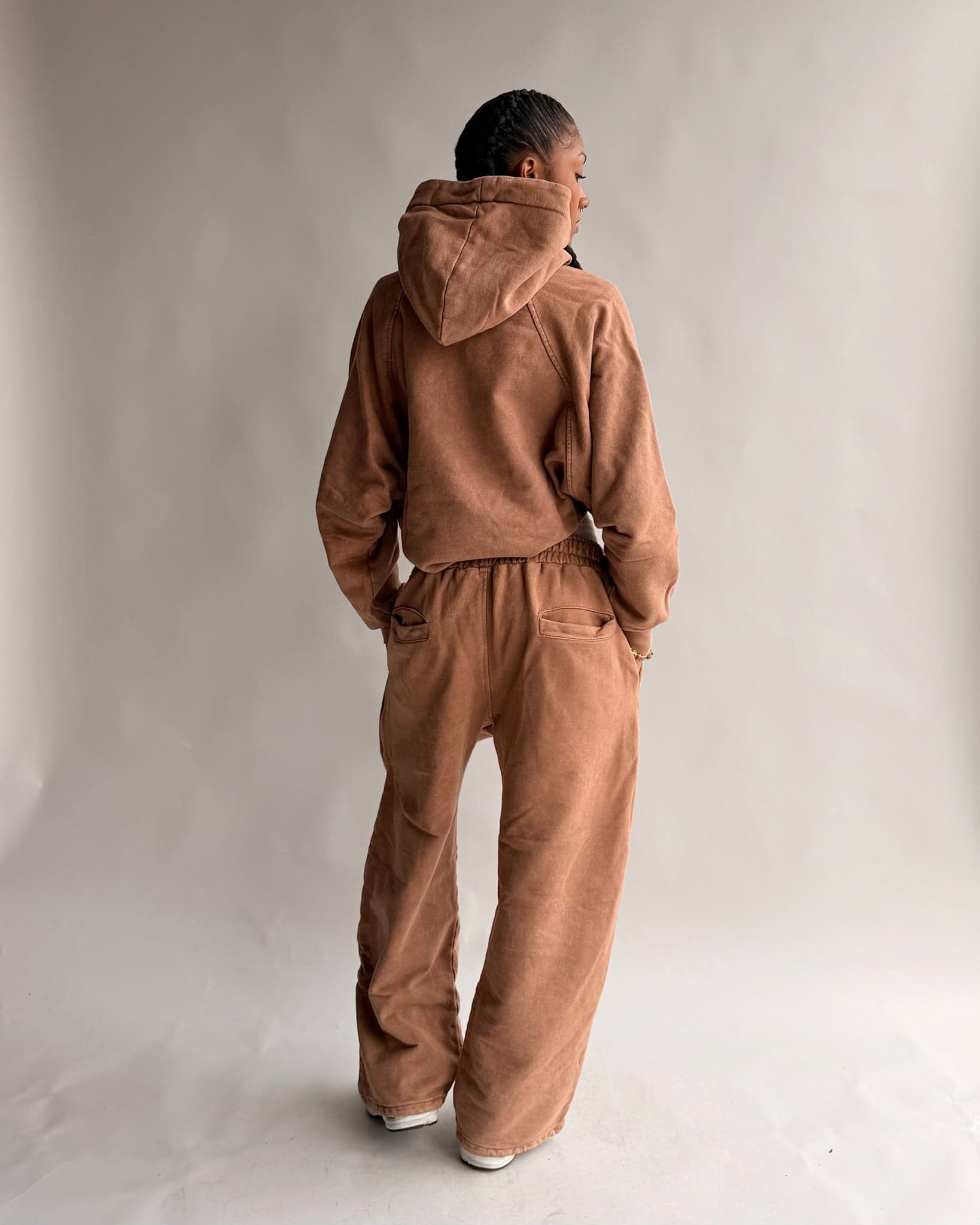 SET HOODIE + JOGGER STAR GANG CAFÉ MUJER - imagen 4