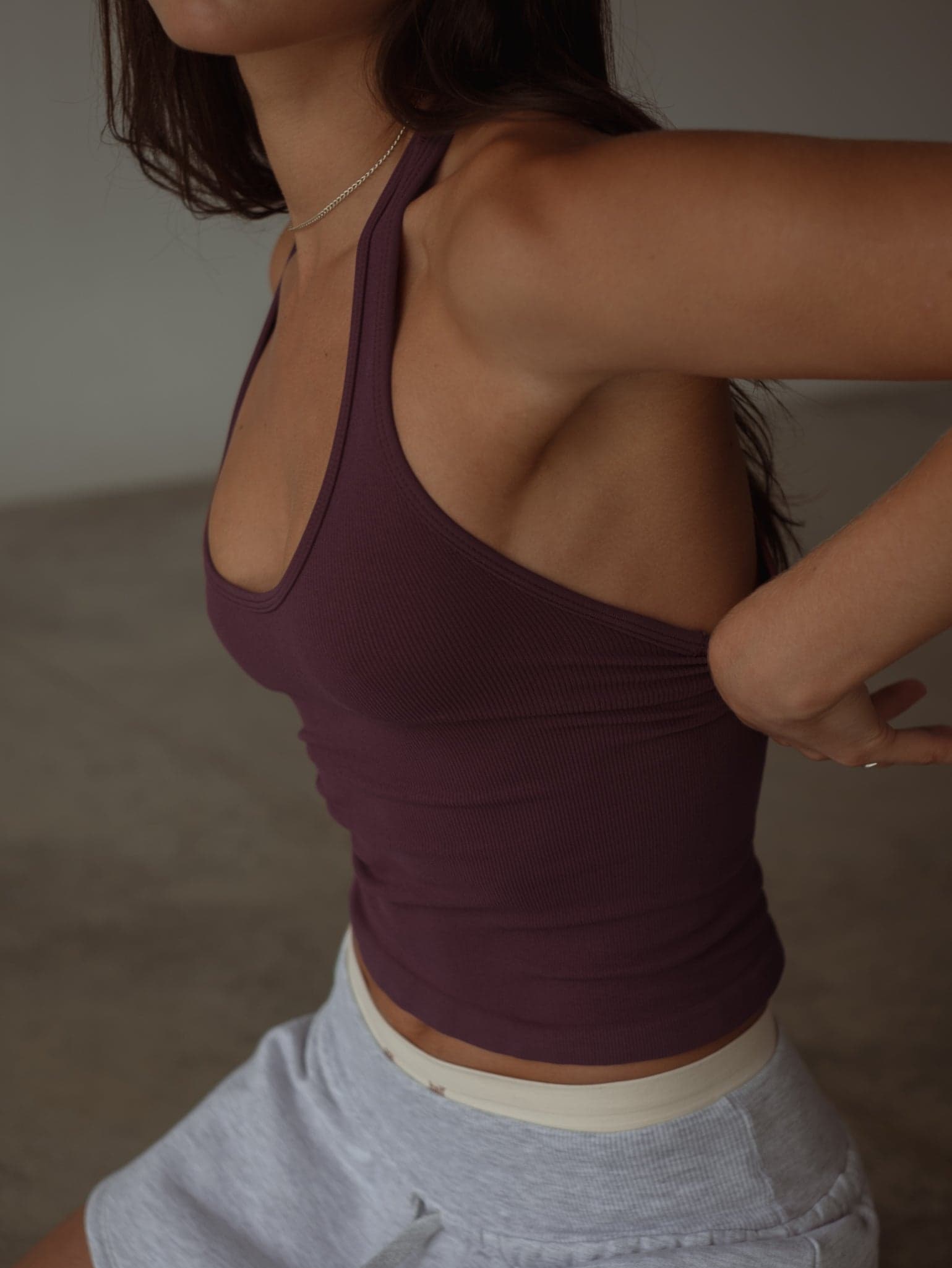 V NECK SEAMLESS TANK TOP - CRANBERRY - imagen 3