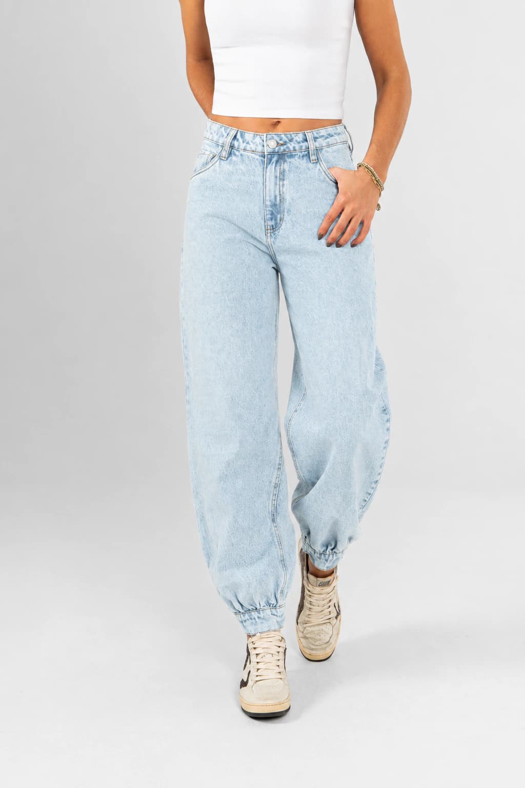 Ref: 066519 Jean baggy cropped, detalle en bota, rígido, tiro alto, tono azul claro. - imagen 1
