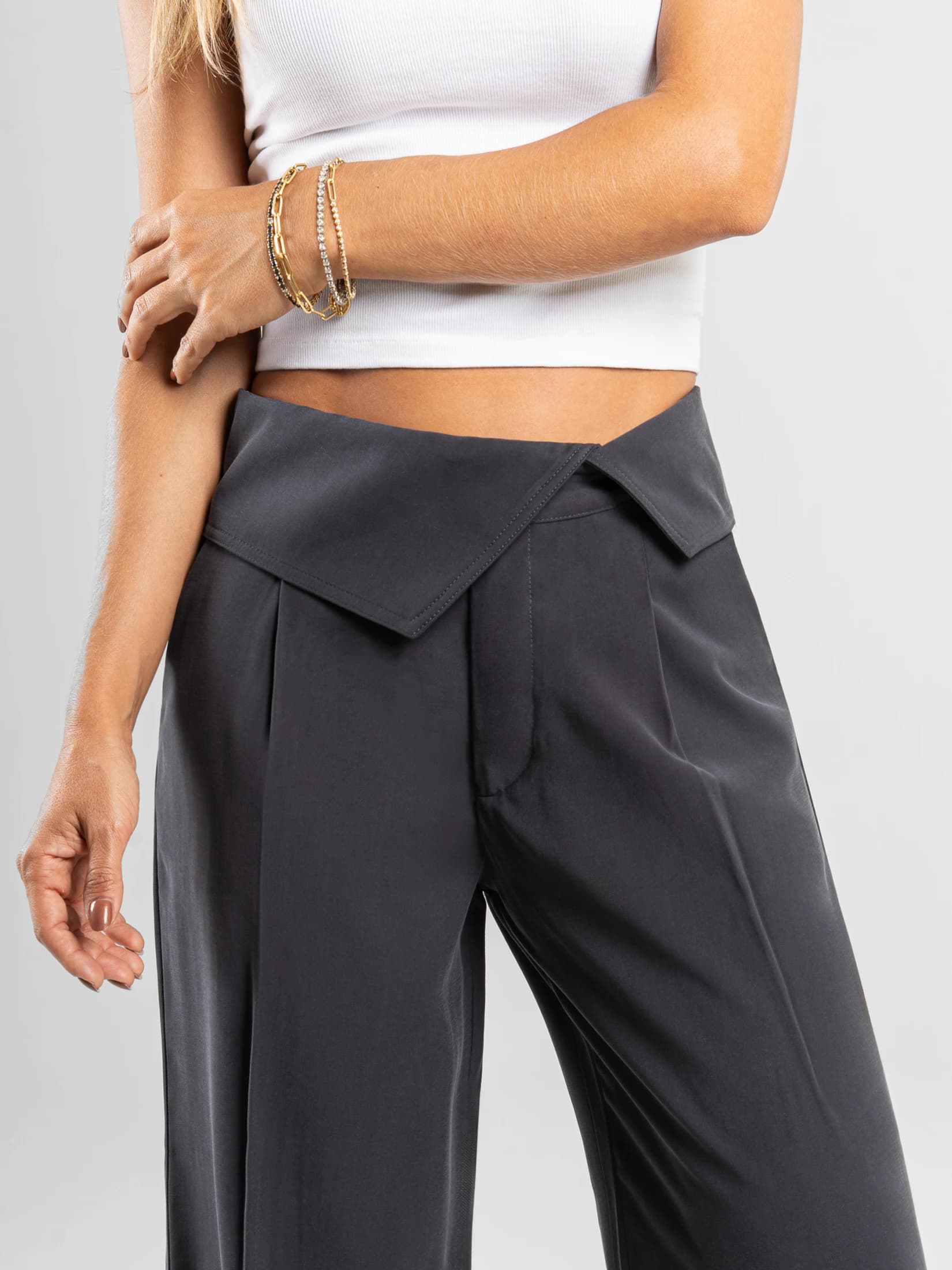 Ref: 0620470 Pantalón mom flare, detalle en pretina, tejido plano liviano, tiro alto, tono gris oscuro. - imagen 2