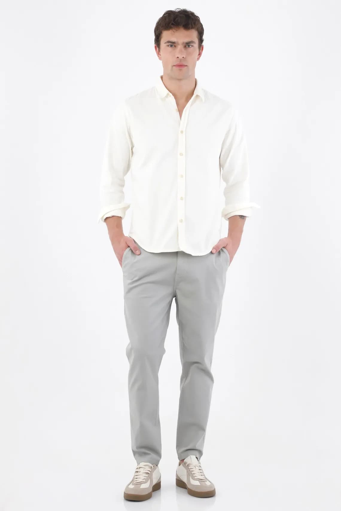 Pantalón chino slim con tono gris niebla en algodón con para hombre