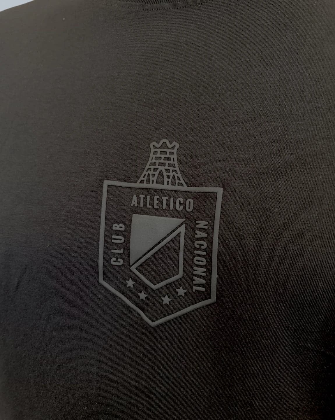 CAMISETA BASICA NEGRA ESCUDO 1989 - imagen 2