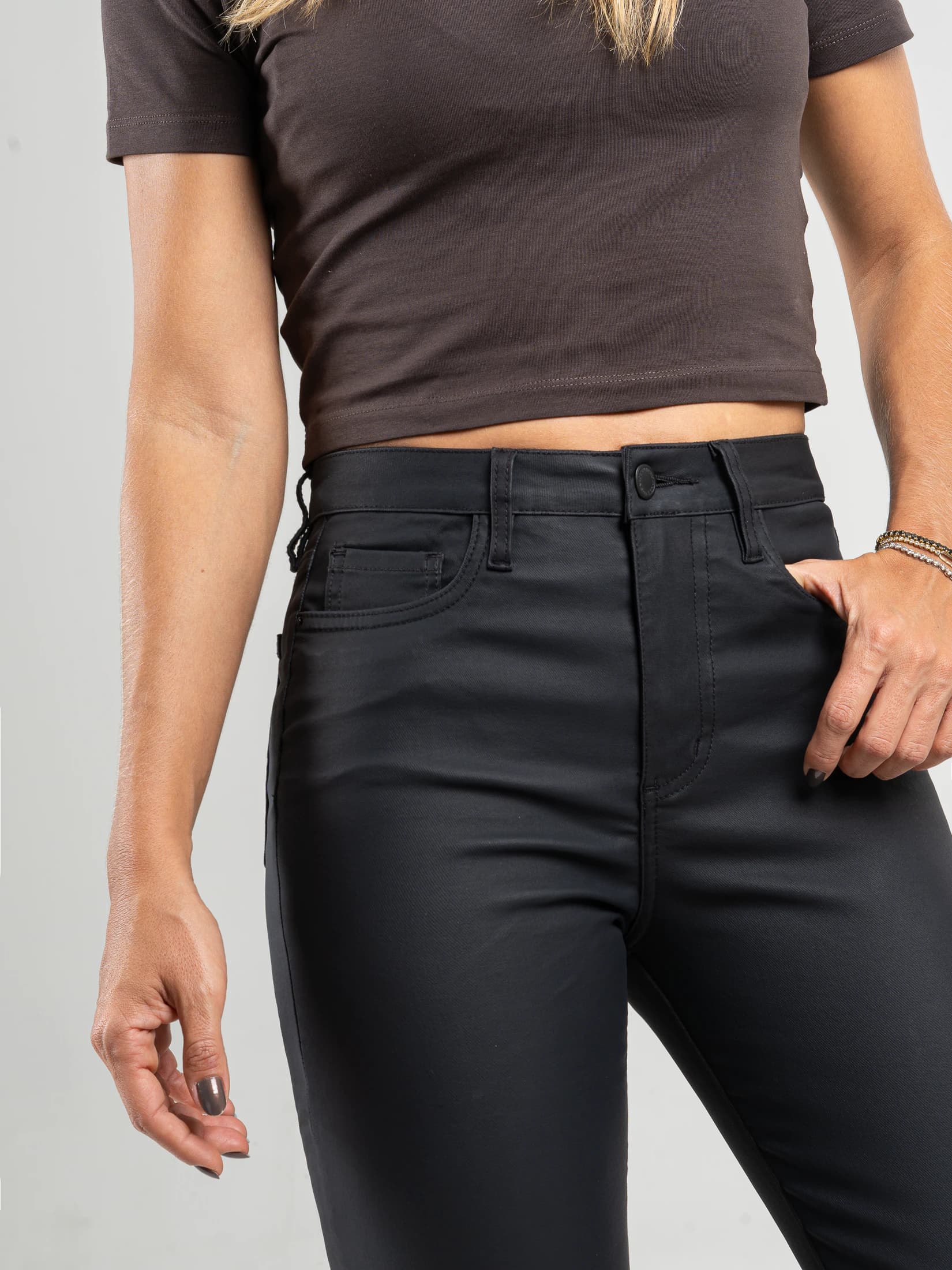 Ref: 066154 Pantalón Skinny, stretch, tiro alto, efecto cuero, tono negro. - imagen 2