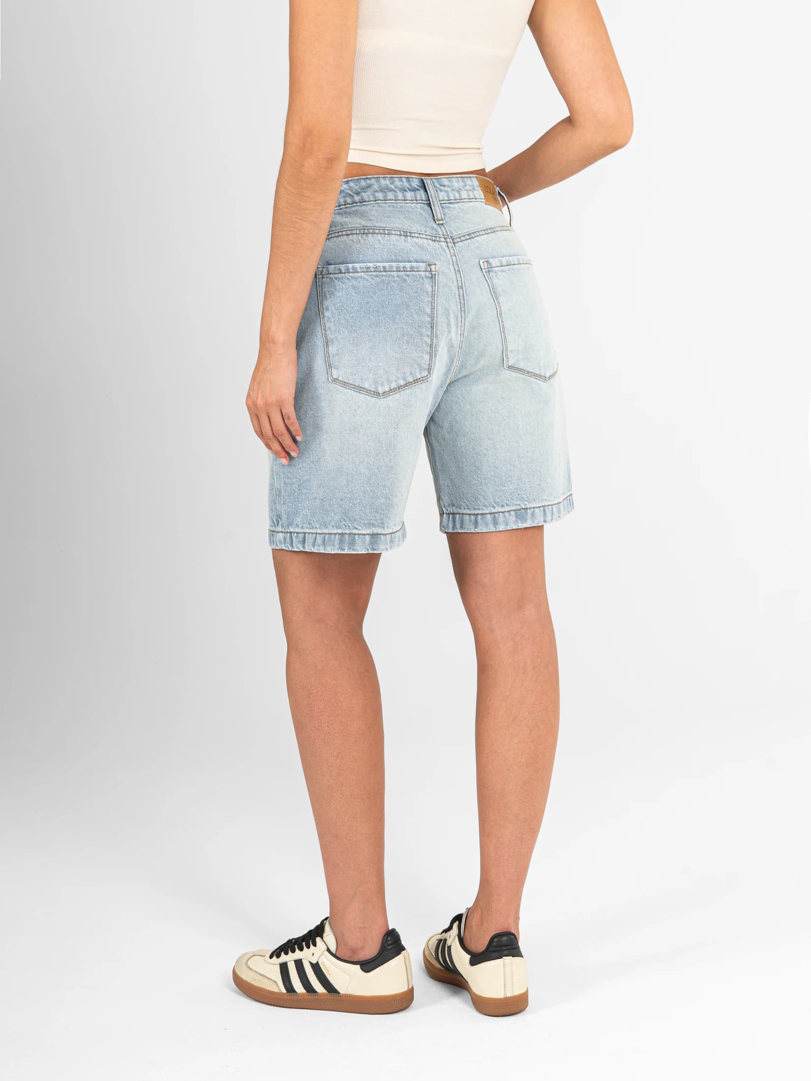 Ref: 066648 Short en denim rígido, tiro medio, tono azul medio - imagen 2