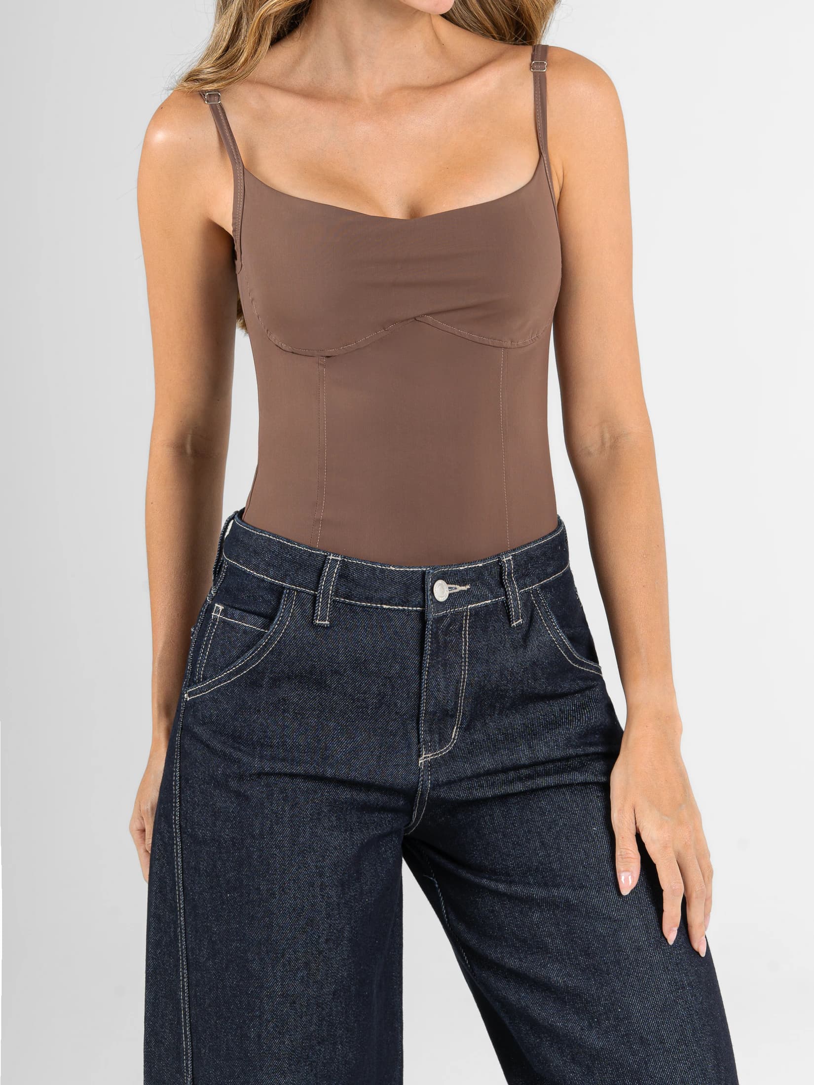 Ref: 0610713 Body stretch, doble tela, escote y cortes delanteros, tono cafe - imagen 1