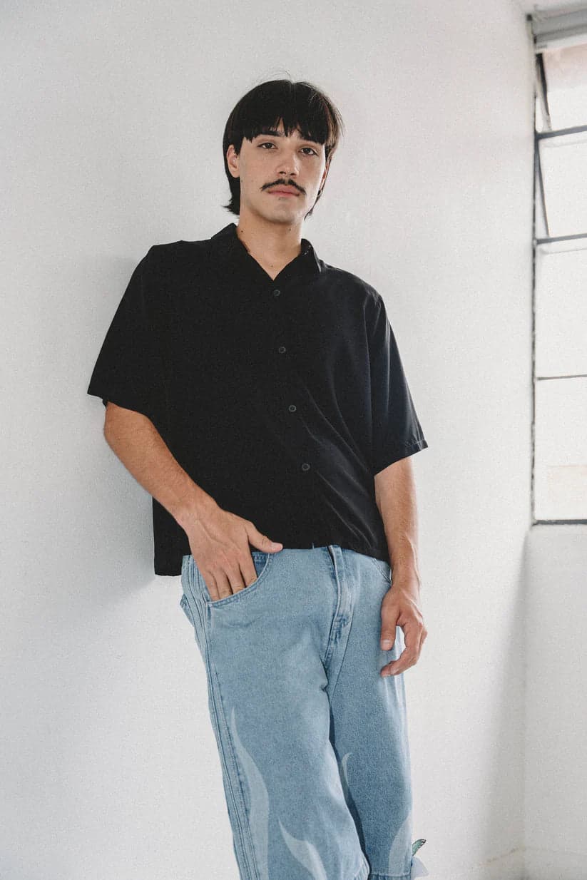 CAMISA TODA NEGRA- UNISEX - imagen 3