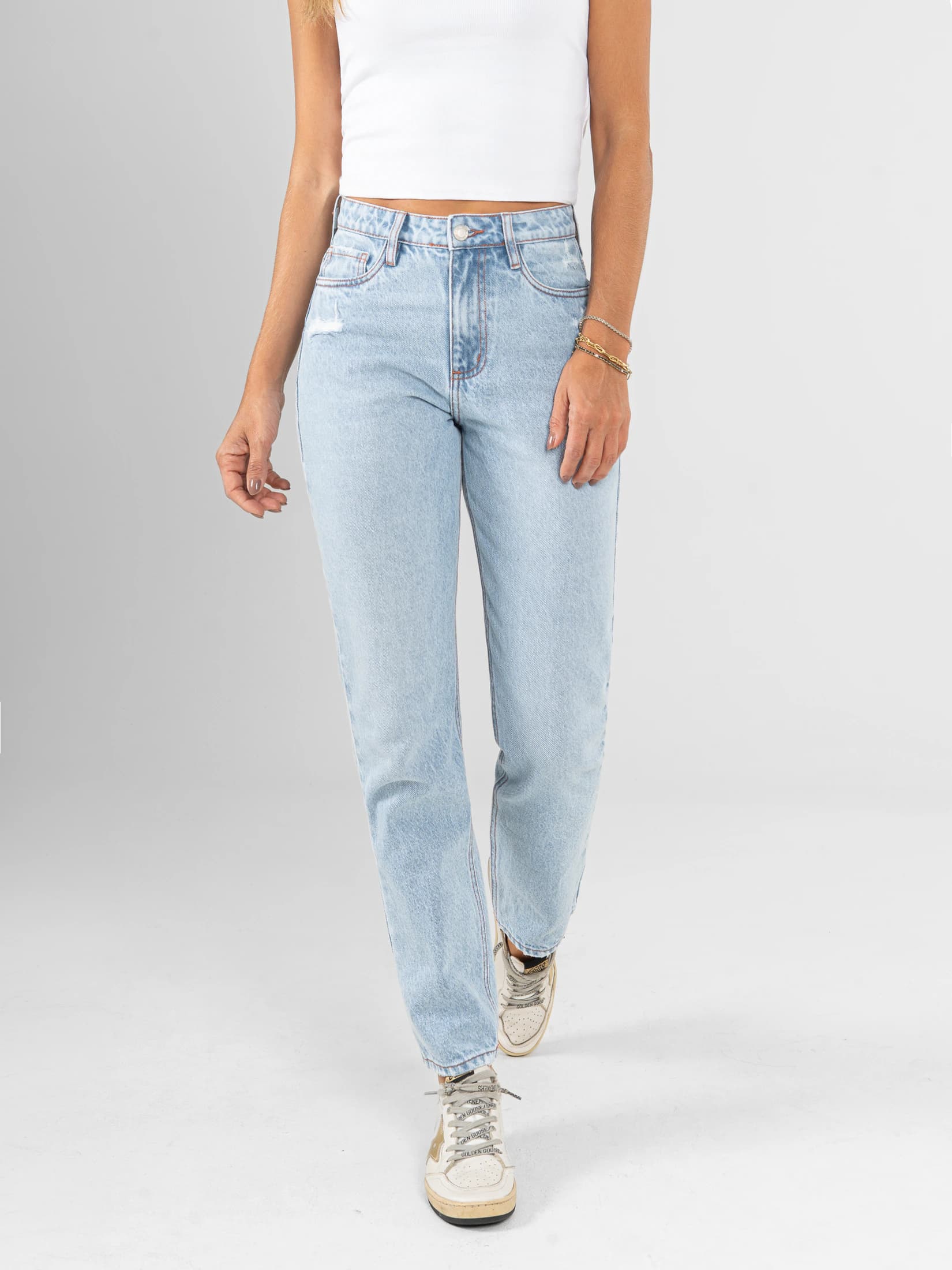 Ref: 066603 Jean Mom fit, rígido, tiro alto, tono azul claro.