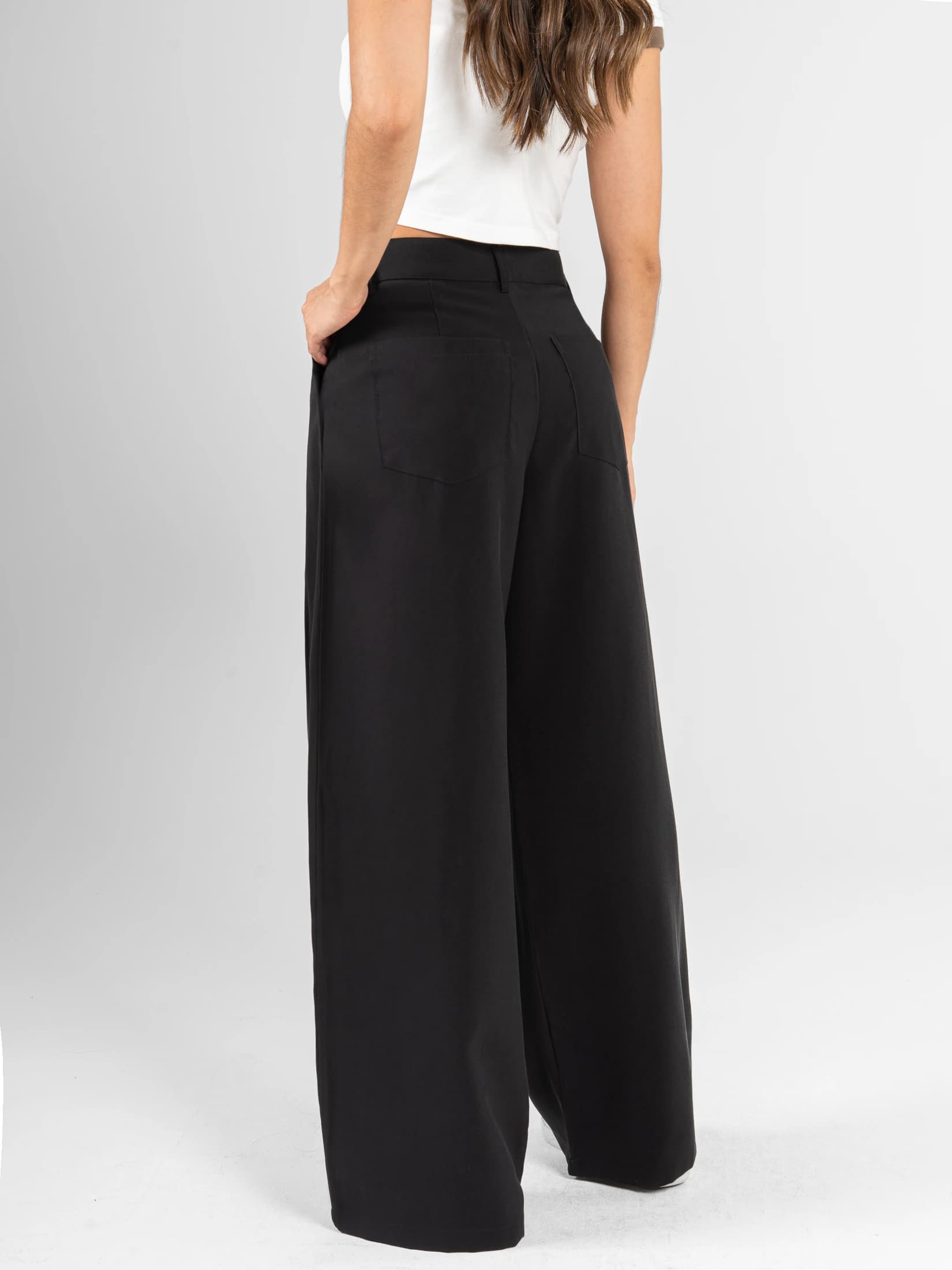 Ref: 0620579 Pantalón mom flare, tejido plano liviano, detalle en pretina, tiro alto, tono negro - imagen 2