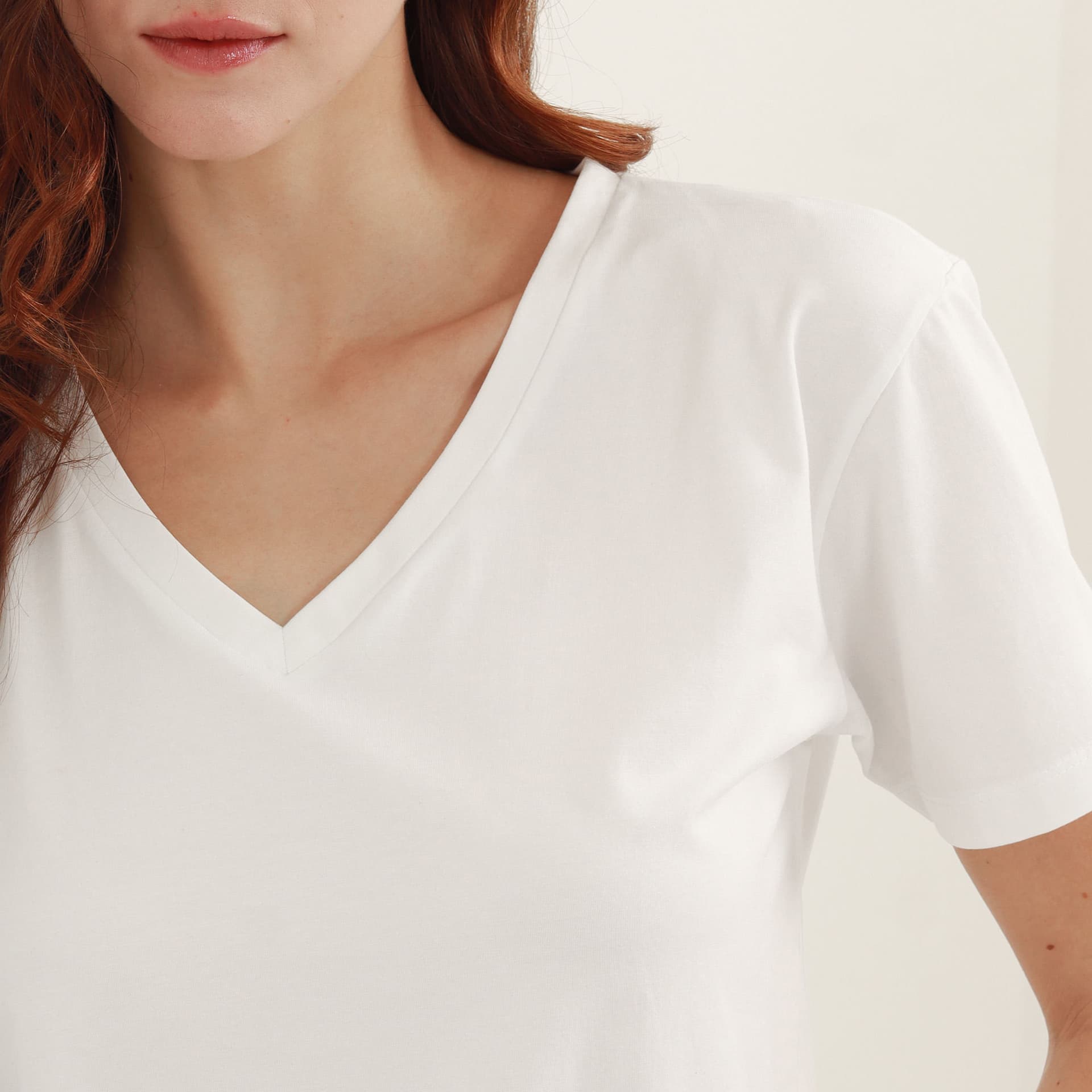 Camiseta básica cuello en V manga corta - imagen 8