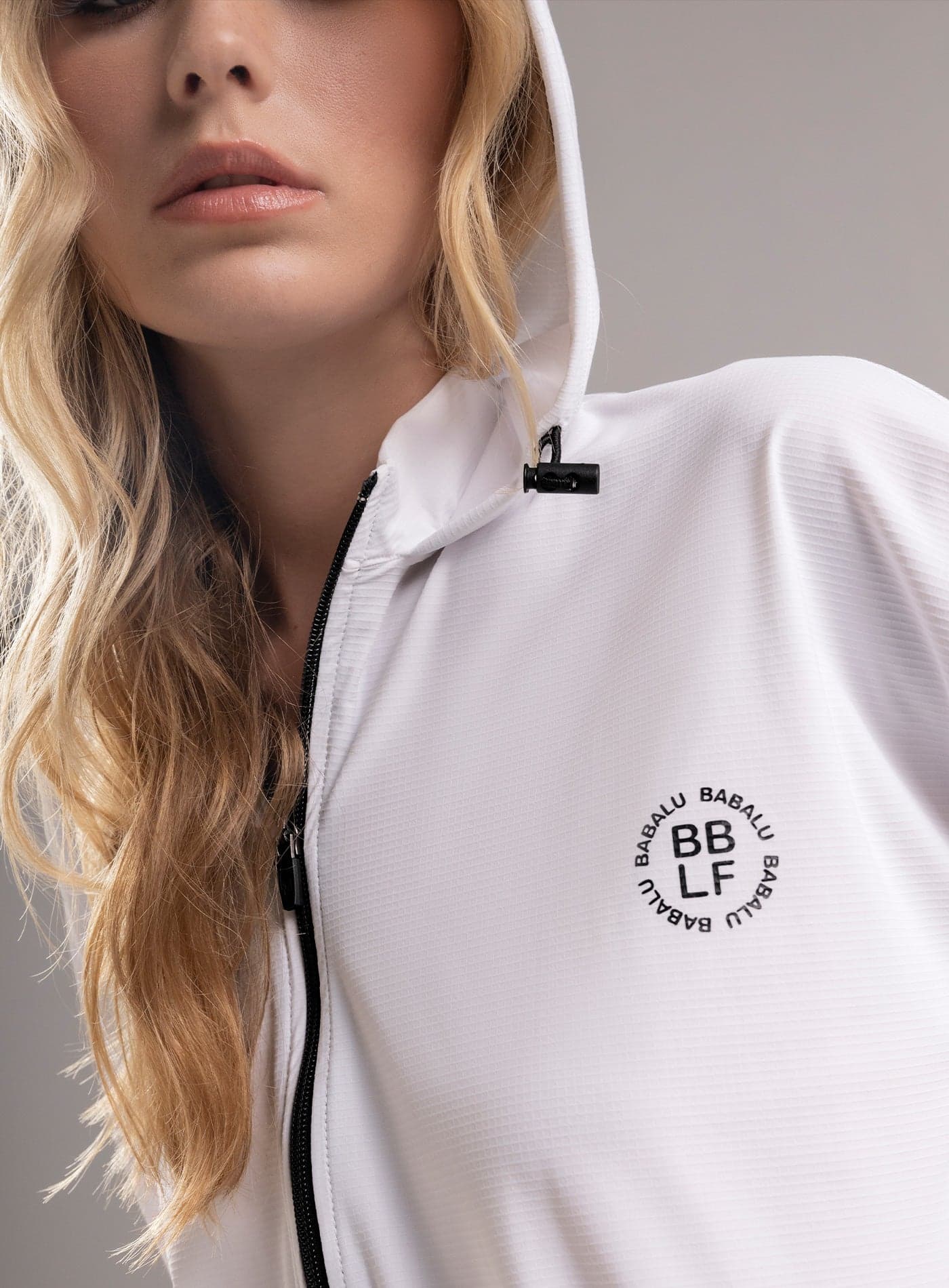 CHOMPA DEPORTIVA CON CORDÓN GRADUABLE - imagen 3