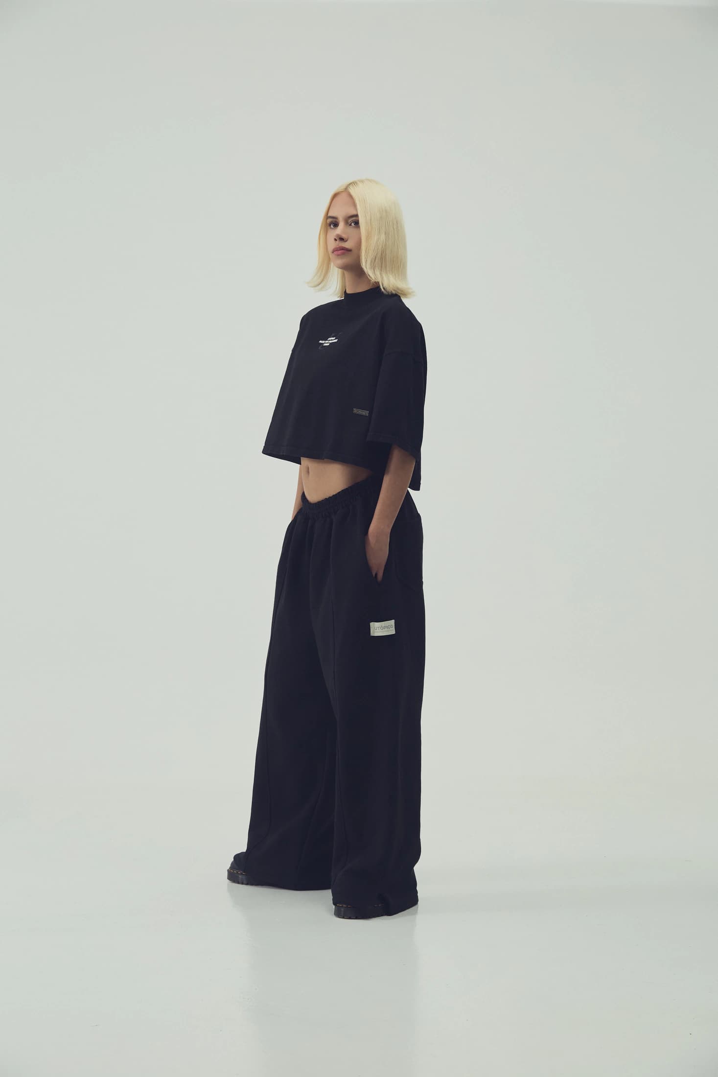 CAMISETA  CROPPED - NEGRO - imagen 4