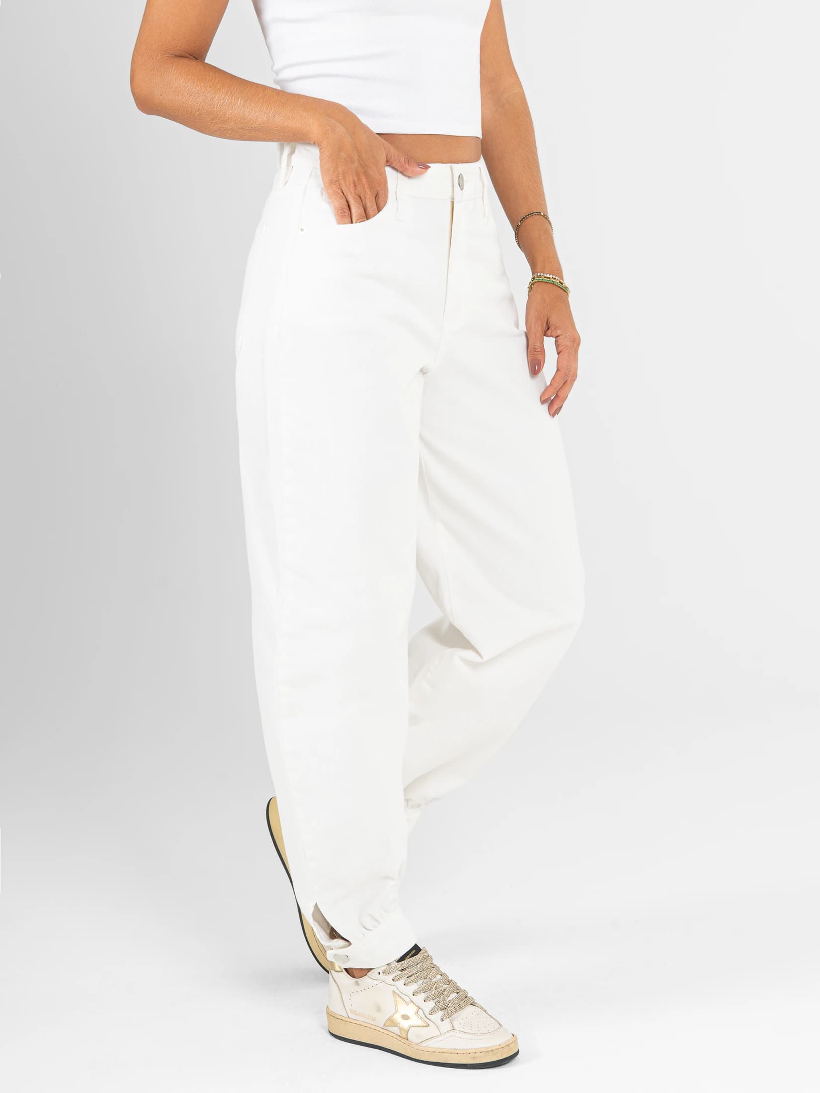 Ref: 0620521 Pantalón baggy cropped, detalle en bota y pretina, rígido, tiro alto, tono ivory. - imagen 3