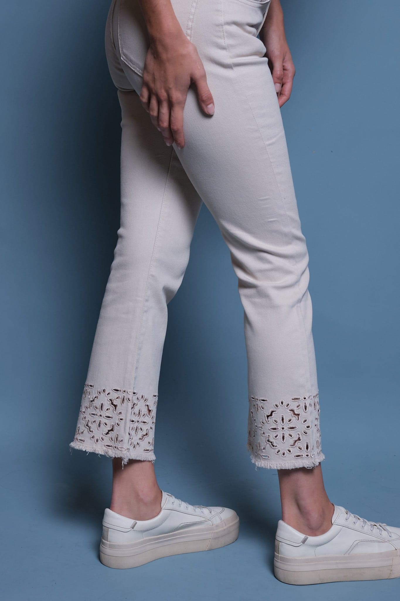 JEANS BEIGE BORDADO EN RUEDO ARABESCO