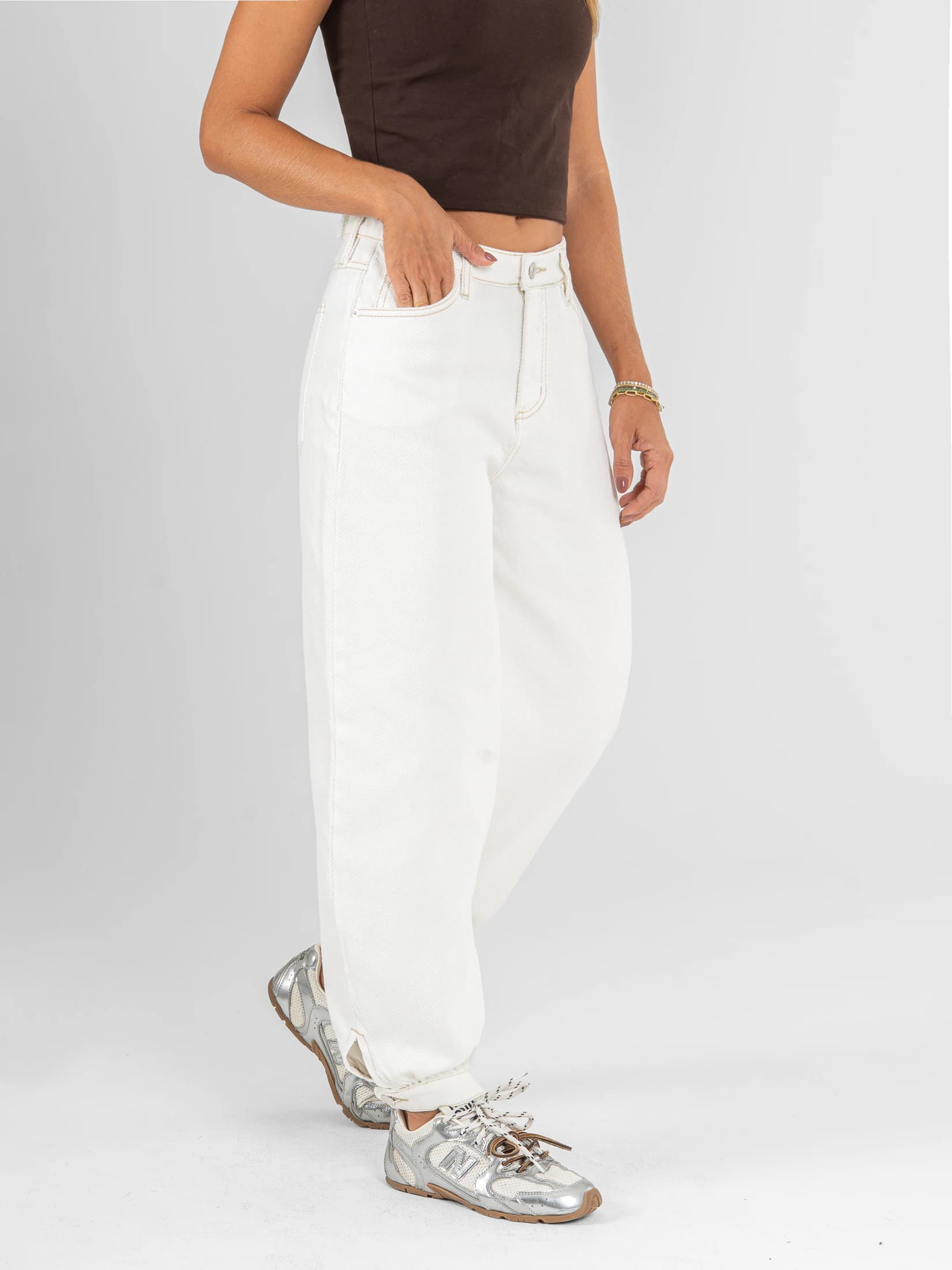 Ref: 0620545 Pantalón baggy, rígido, tiro alto, detalle en pretina y bota, tono ivory - imagen 3