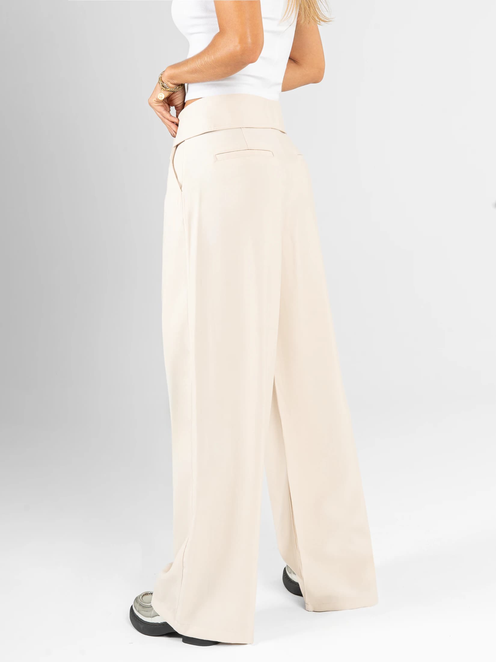 Ref: 0620469 Pantalón mom flare, detalle en pretina, tejido plano liviano, tiro alto, tono arena - imagen 2